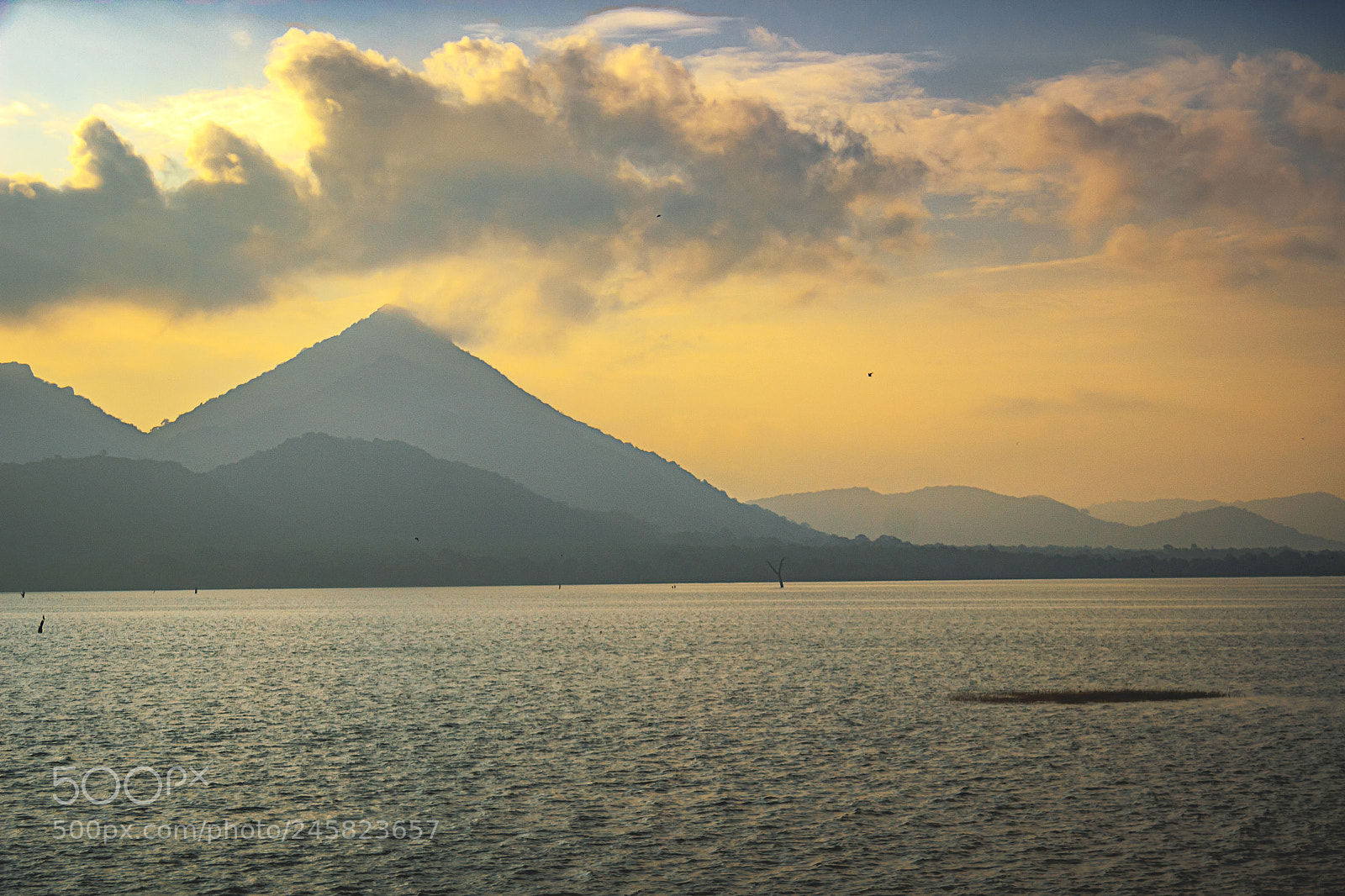 Canon EOS 600D (Rebel EOS T3i / EOS Kiss X5) sample photo. Sunrise over the kandalama photography