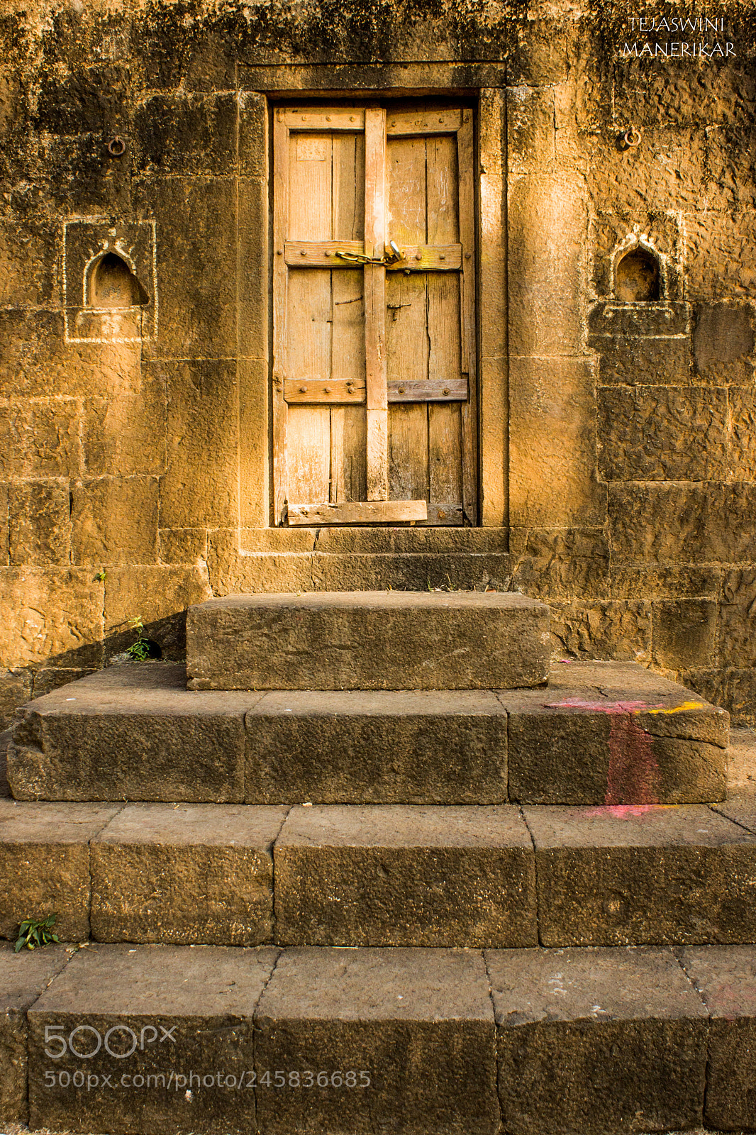 Canon EOS 600D (Rebel EOS T3i / EOS Kiss X5) sample photo. The door photography