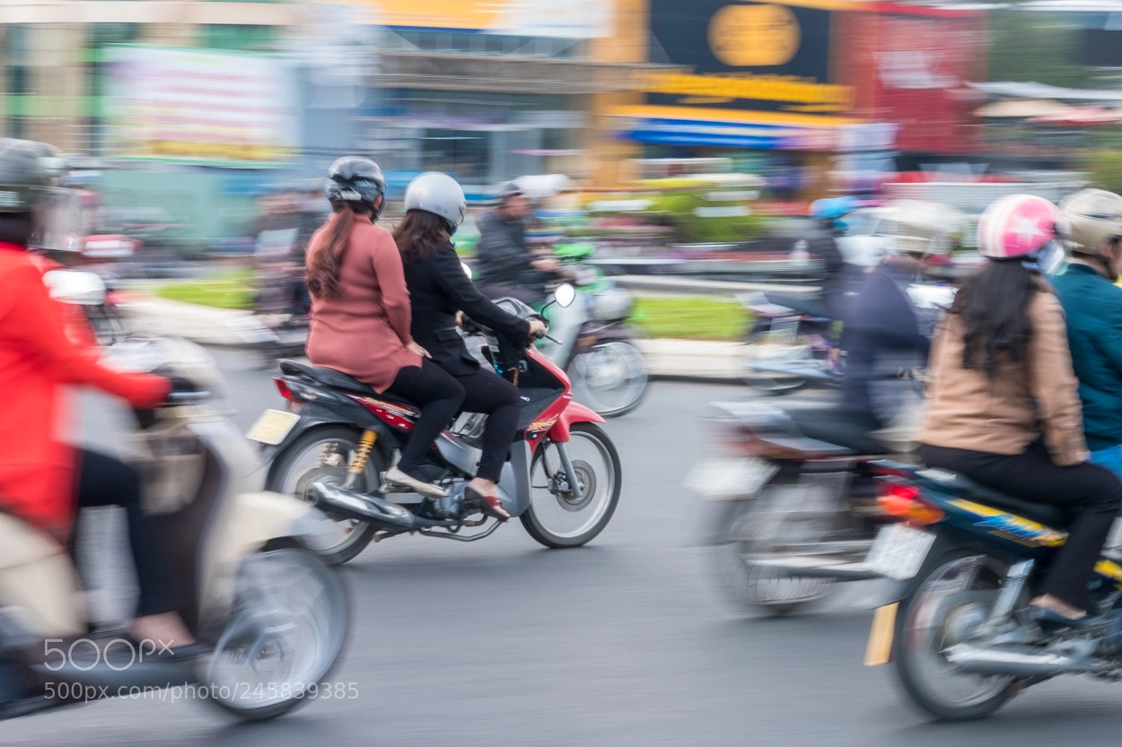 Fujifilm X-T20 sample photo. A vietnamese commute photography