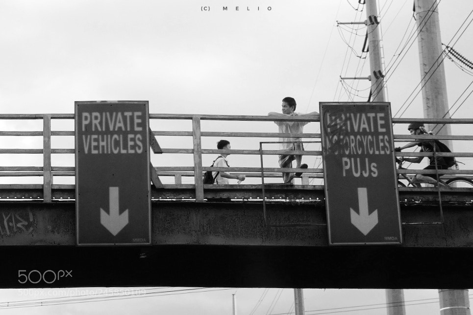 Fujifilm X-T10 sample photo. Tambay sa overpass photography