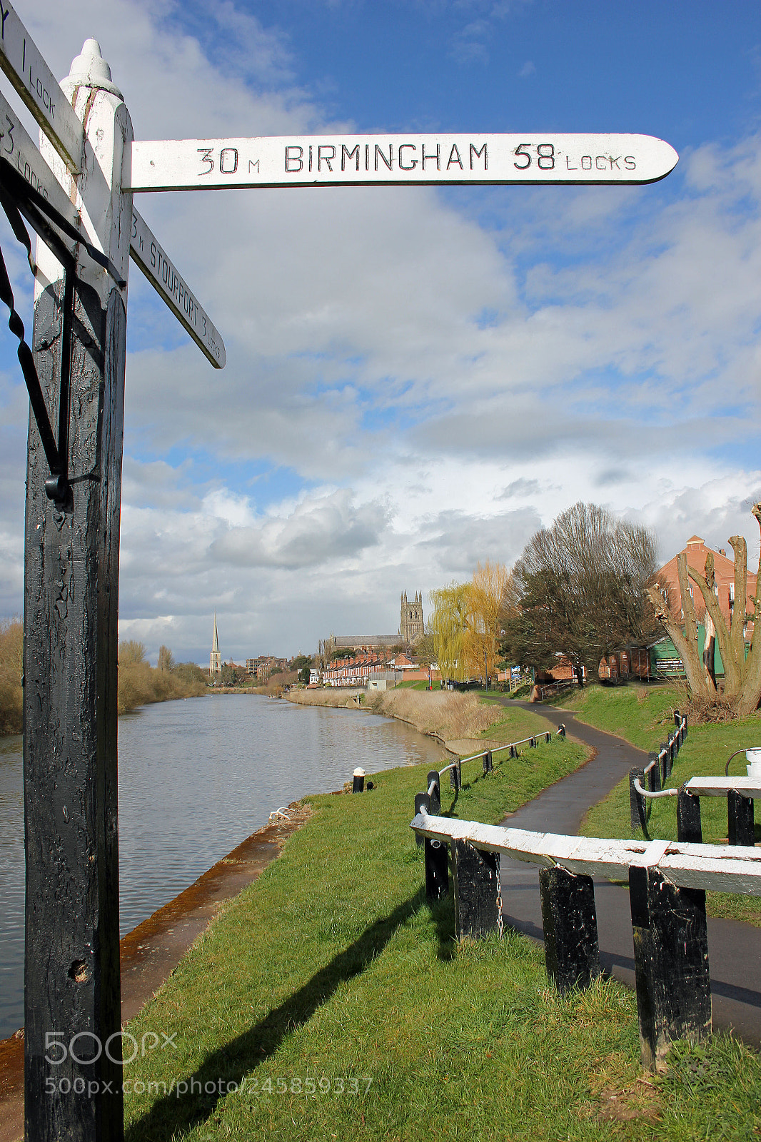 Canon EOS 550D (EOS Rebel T2i / EOS Kiss X4) sample photo. Towpath to worcester cathedral photography