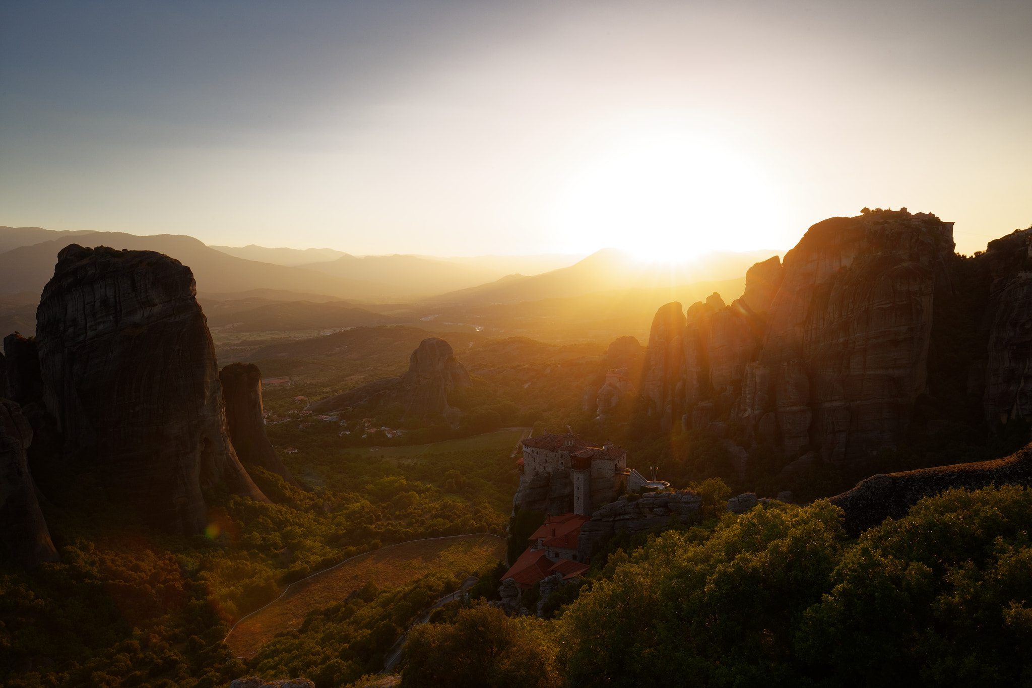 Canon EF 16-35mm F4L IS USM sample photo. Sunset at meteora photography