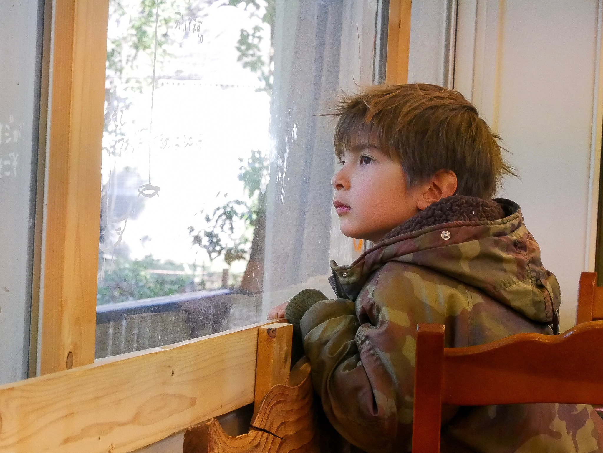Panasonic Lumix DMC-GX85 (Lumix DMC-GX80 / Lumix DMC-GX7 Mark II) sample photo. Window side boy photography