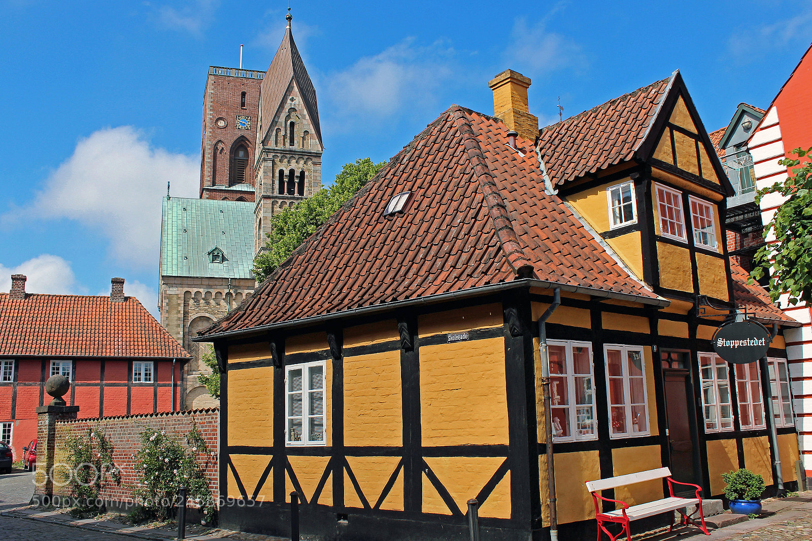Canon EOS 600D (Rebel EOS T3i / EOS Kiss X5) sample photo. Yellow house in ribe photography