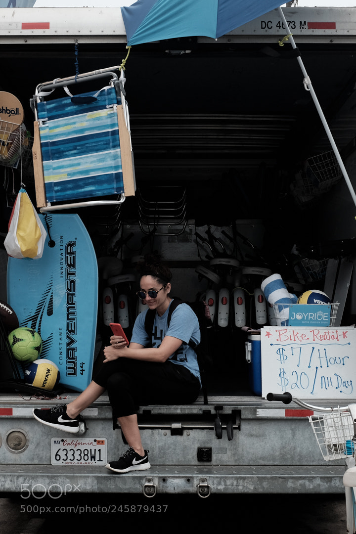 Fujifilm X100T sample photo. Beach vendor photography