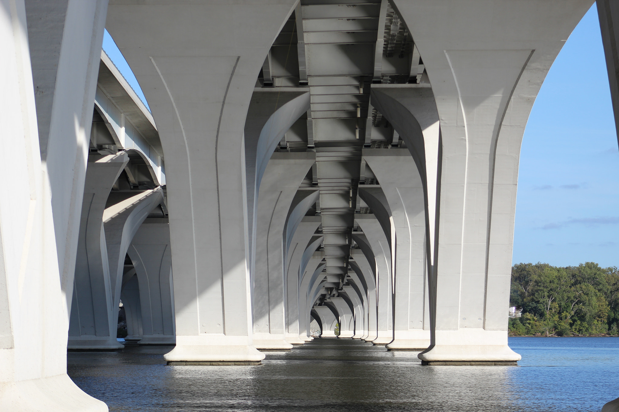 Canon EOS 1200D (EOS Rebel T5 / EOS Kiss X70 / EOS Hi) + EF75-300mm f/4-5.6 sample photo. Bridge over the potomac river. photography