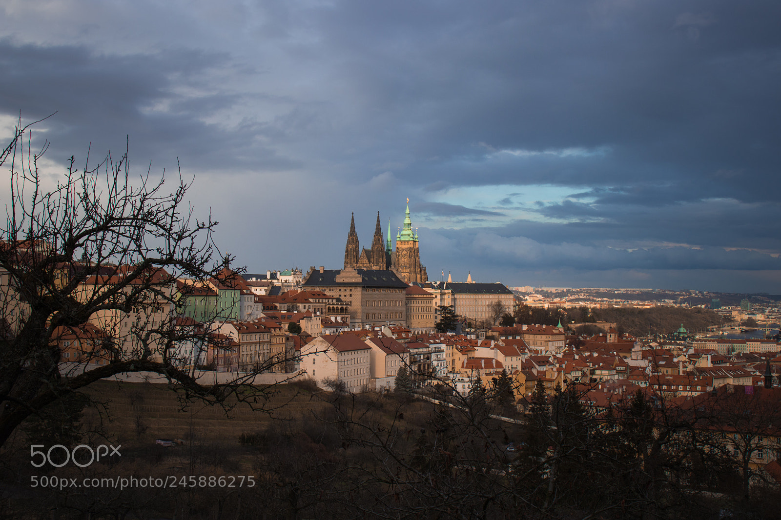 Canon EOS 200D (EOS Rebel SL2 / EOS Kiss X9) sample photo. Highlighted castle of prague photography
