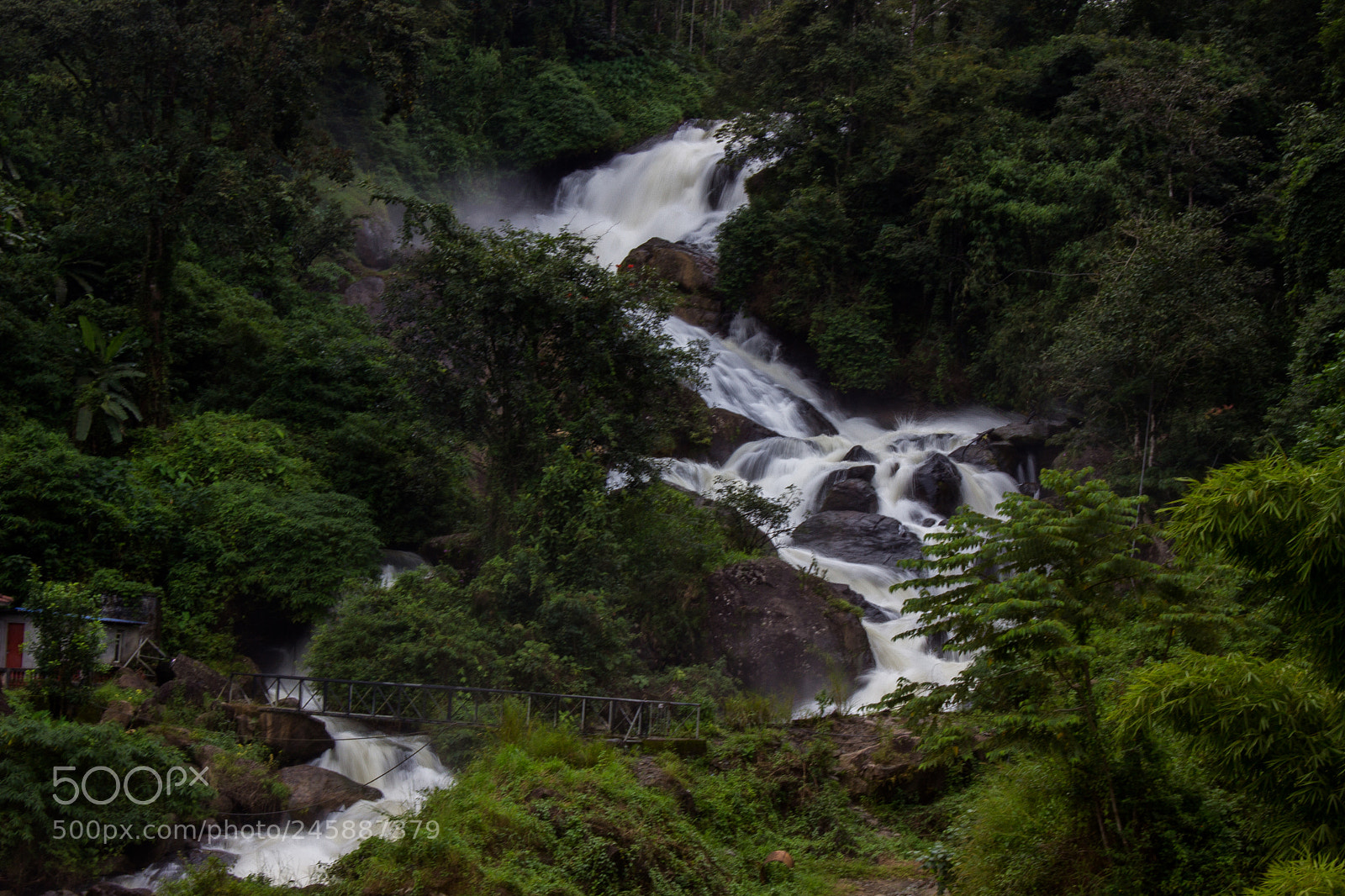 Canon EOS 600D (Rebel EOS T3i / EOS Kiss X5) sample photo. A small waterfall photography