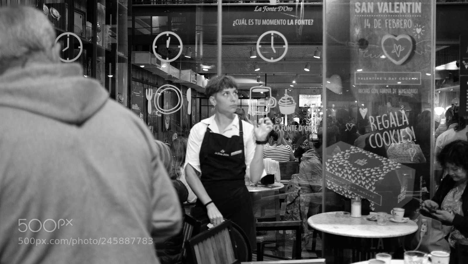 Fujifilm X100T sample photo. Camarera pensativa photography