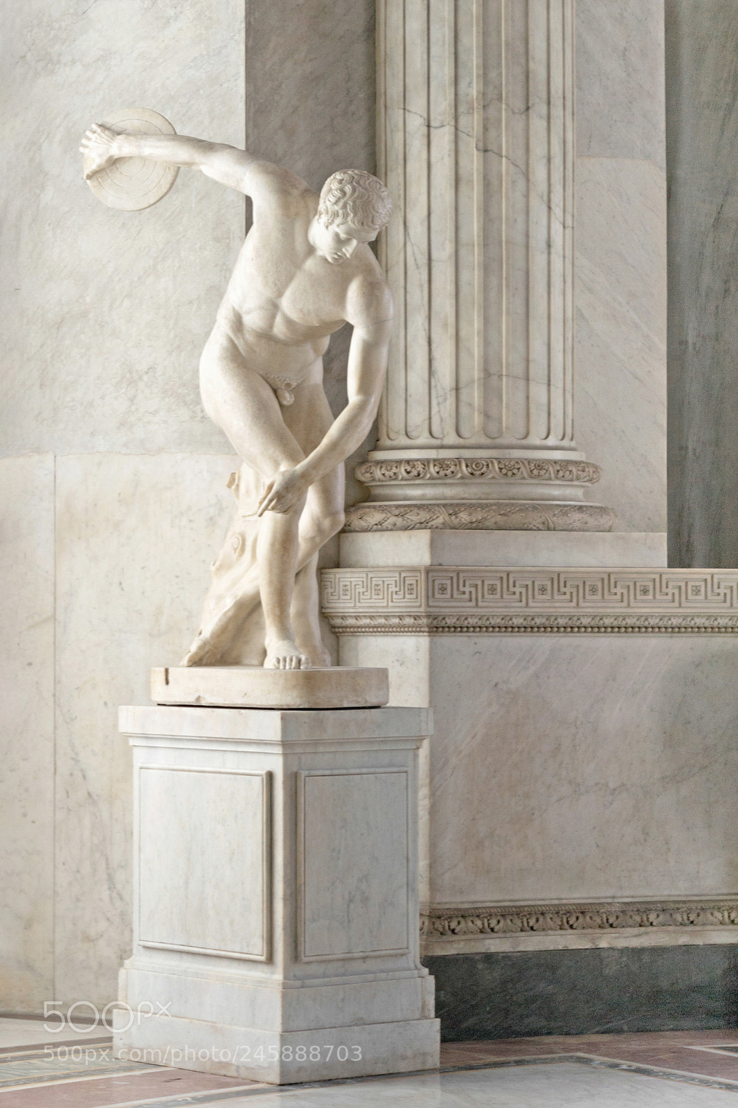 Nikon D3100 sample photo. Statue of a discobolus photography