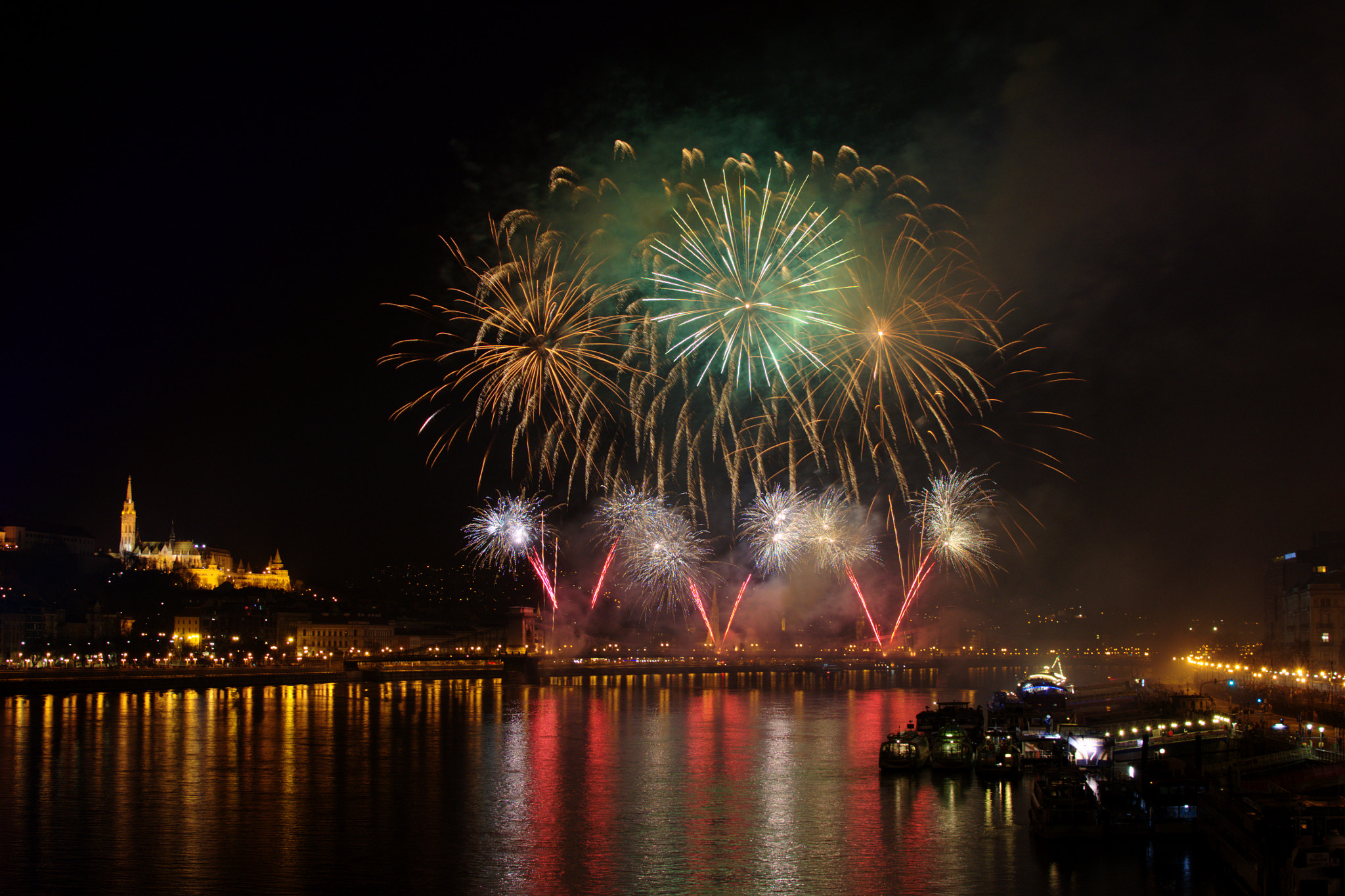 Nikon D3100 + Nikon AF-S DX Nikkor 35mm F1.8G sample photo. Fireworks above danube photography