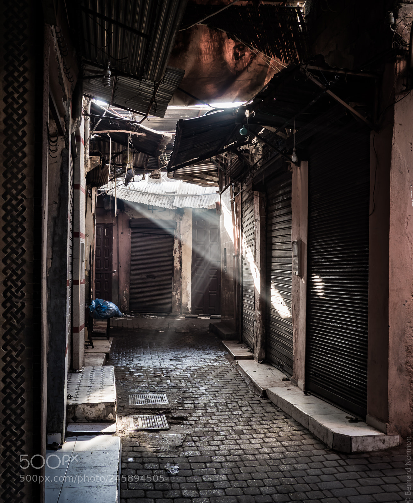 Olympus OM-D E-M10 II sample photo. Light pierces the darkness photography
