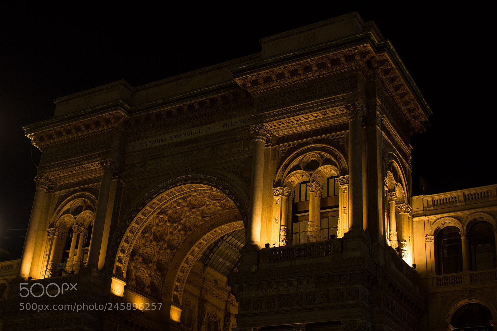 Canon EOS 550D (EOS Rebel T2i / EOS Kiss X4) sample photo. Italy milan galleria vittorio photography