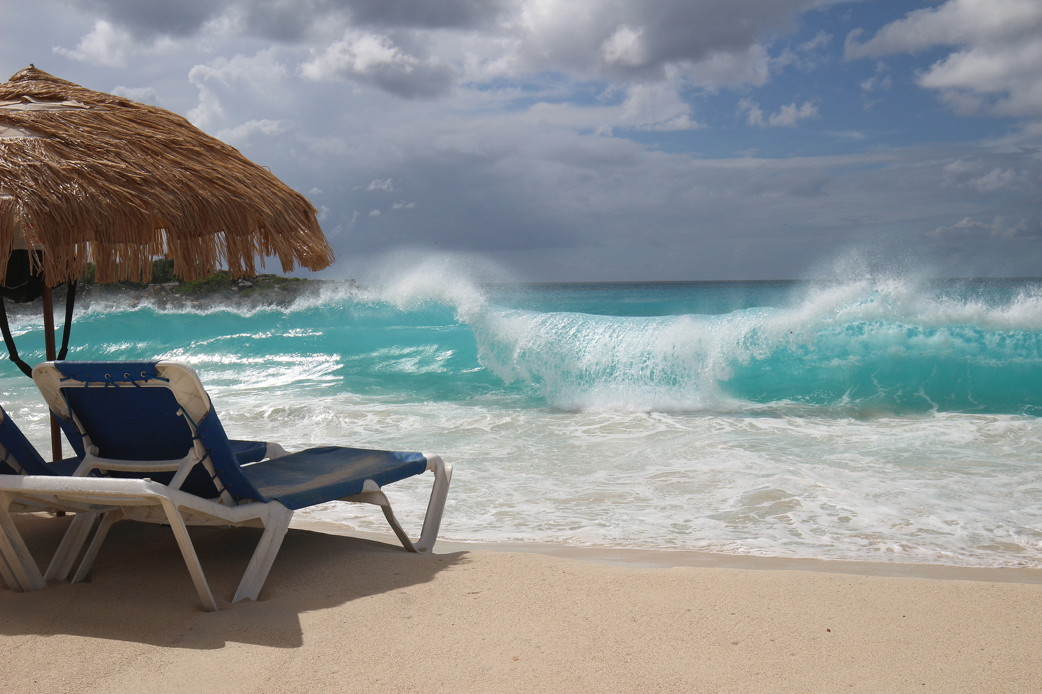Canon EF 16-35mm F4L IS USM sample photo. Big wave photography
