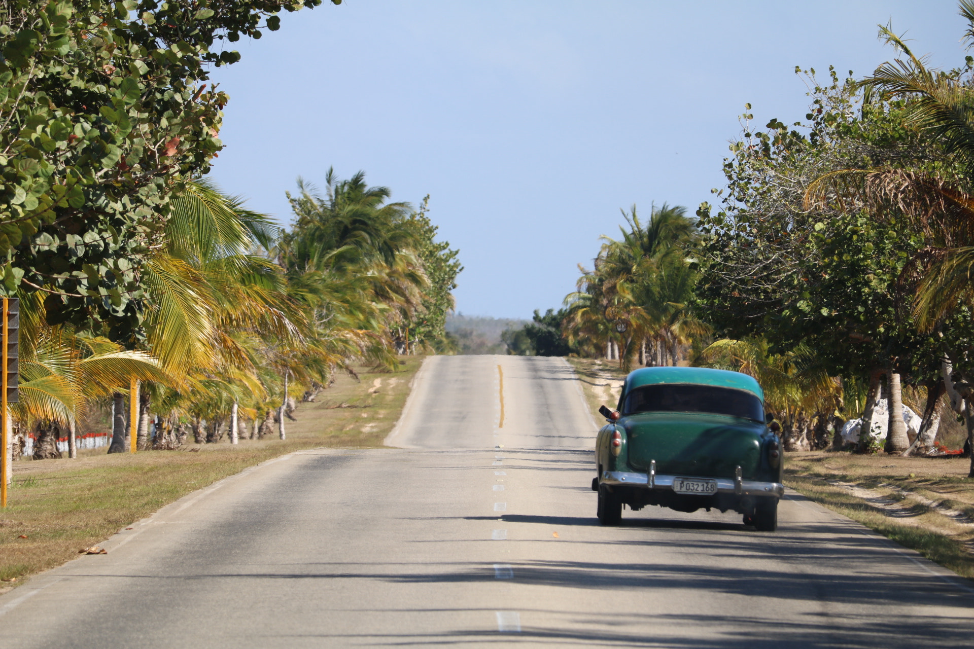Canon EOS 750D (EOS Rebel T6i / EOS Kiss X8i) + Canon EF-S 55-250mm F4-5.6 IS STM sample photo. Cuba road photography