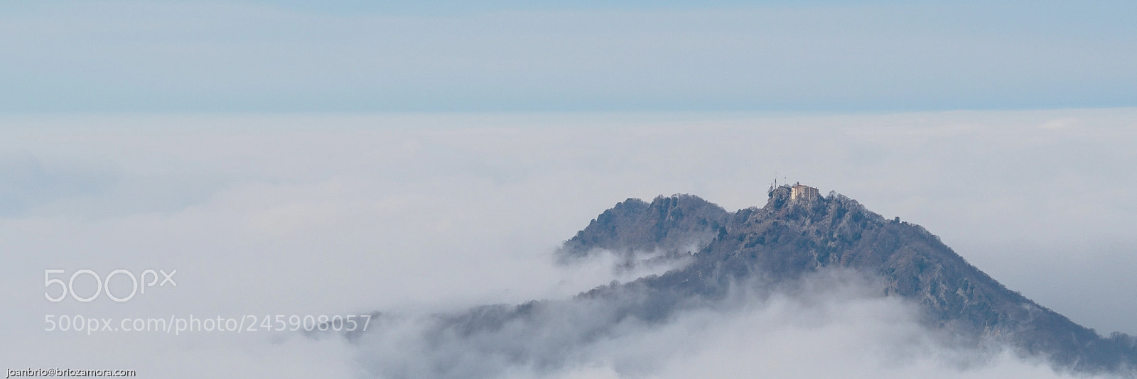 Olympus OM-D E-M5 II sample photo. Surant sobre la boira photography