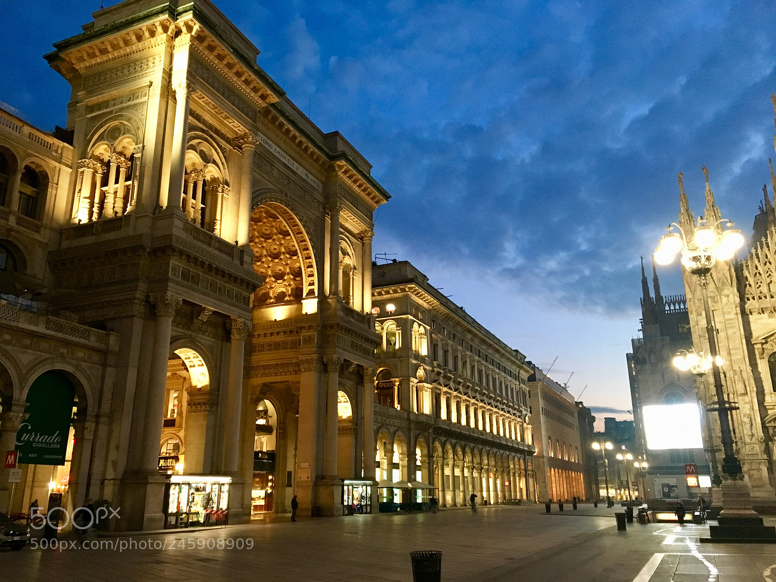 Apple iPhone 6s sample photo. Piazza duomo photography