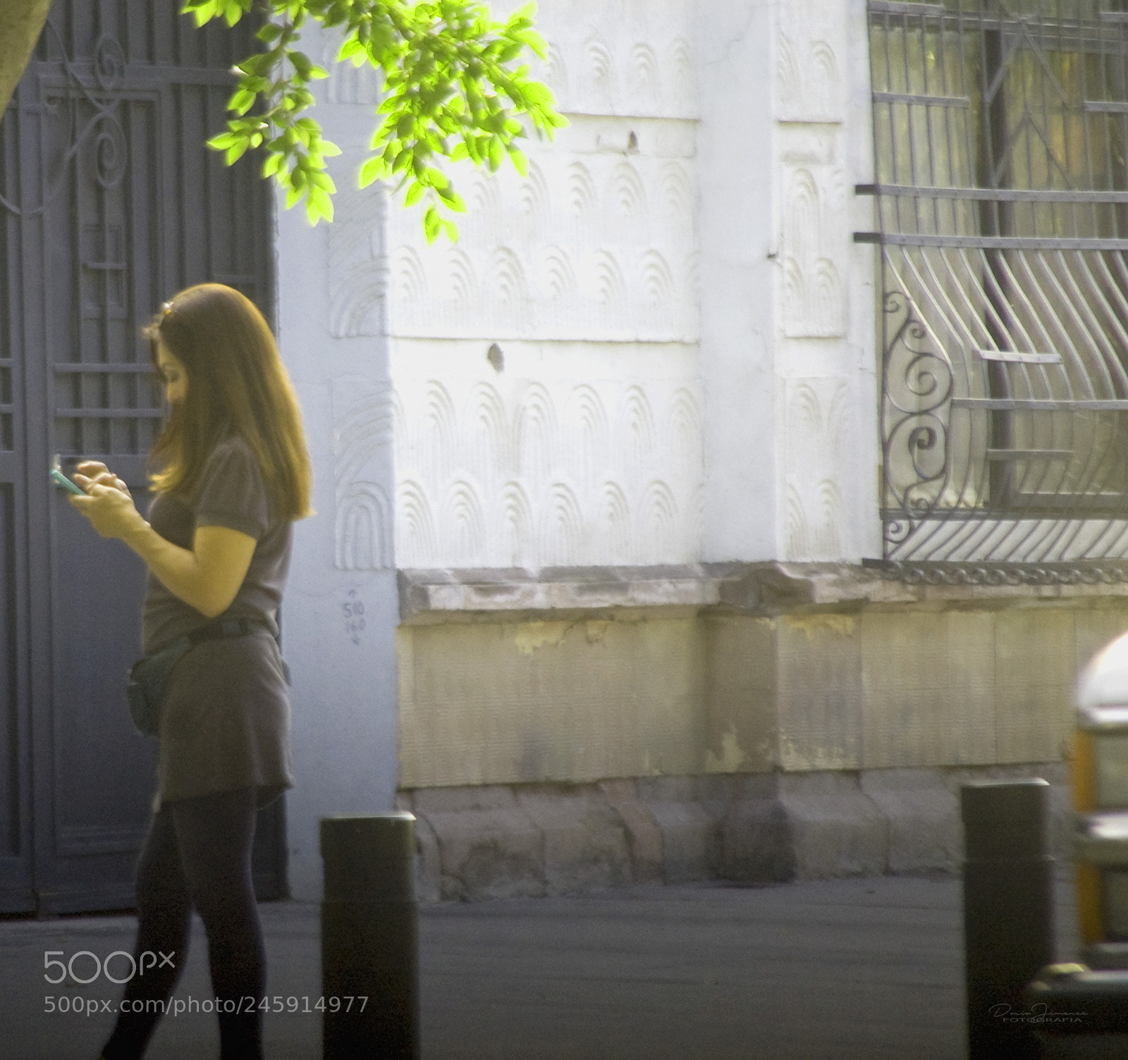 Nikon D50 sample photo. La chica del movil photography