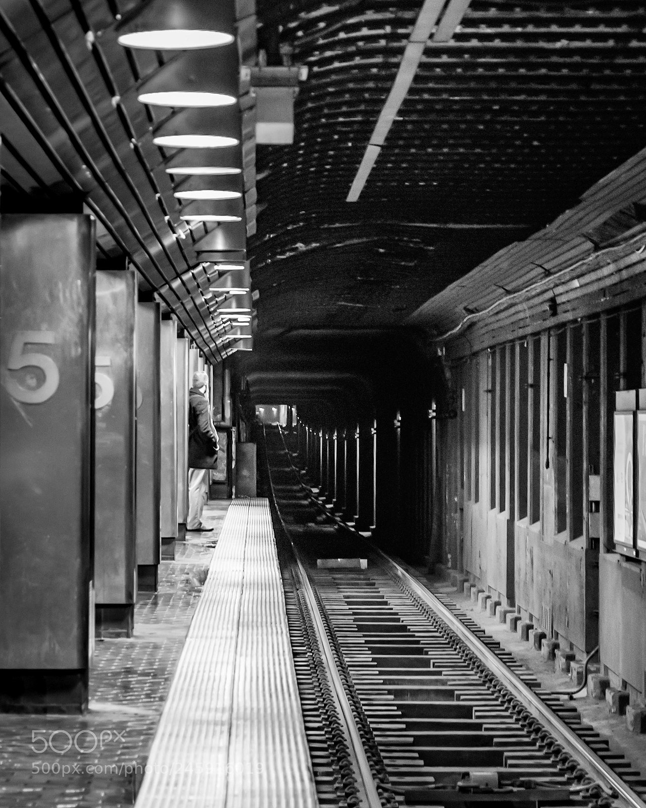 Canon EOS 200D (EOS Rebel SL2 / EOS Kiss X9) sample photo. Just your average subway photography