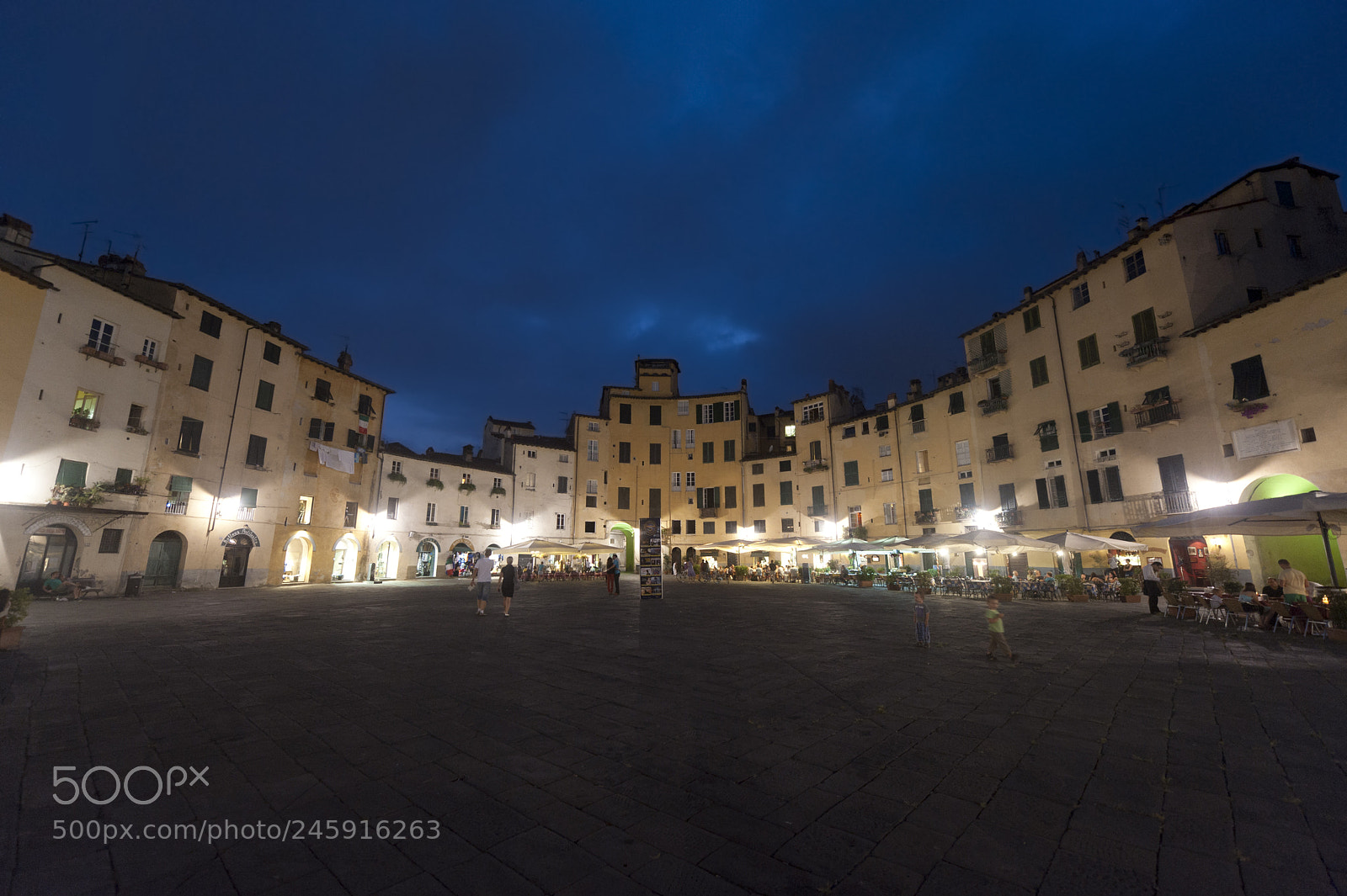 Nikon D700 sample photo. Lucca, piazza anfiteatro by photography