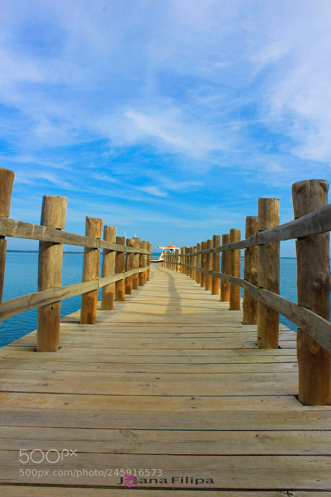 Canon EOS 1300D (EOS Rebel T6 / EOS Kiss X80) sample photo. Wooden pier photography