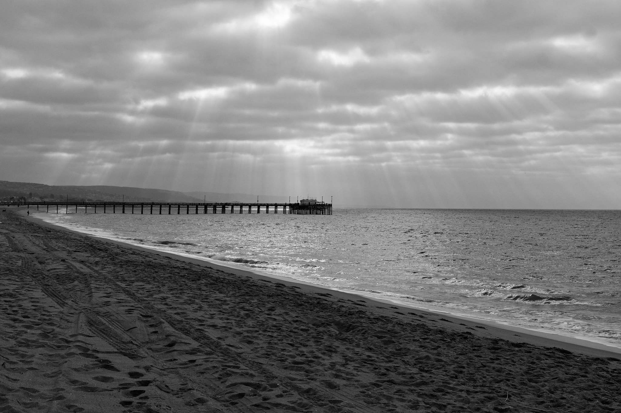 Sony SLT-A57 sample photo. Light rays over balboa pier. photography
