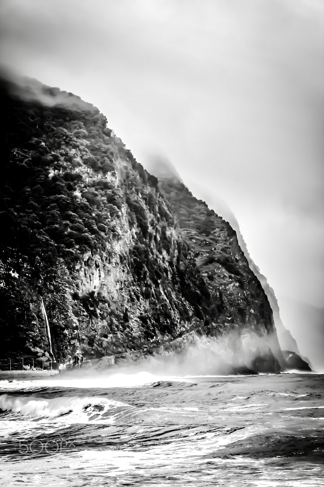 Canon EOS 600D (Rebel EOS T3i / EOS Kiss X5) sample photo. Mist over the cliff photography