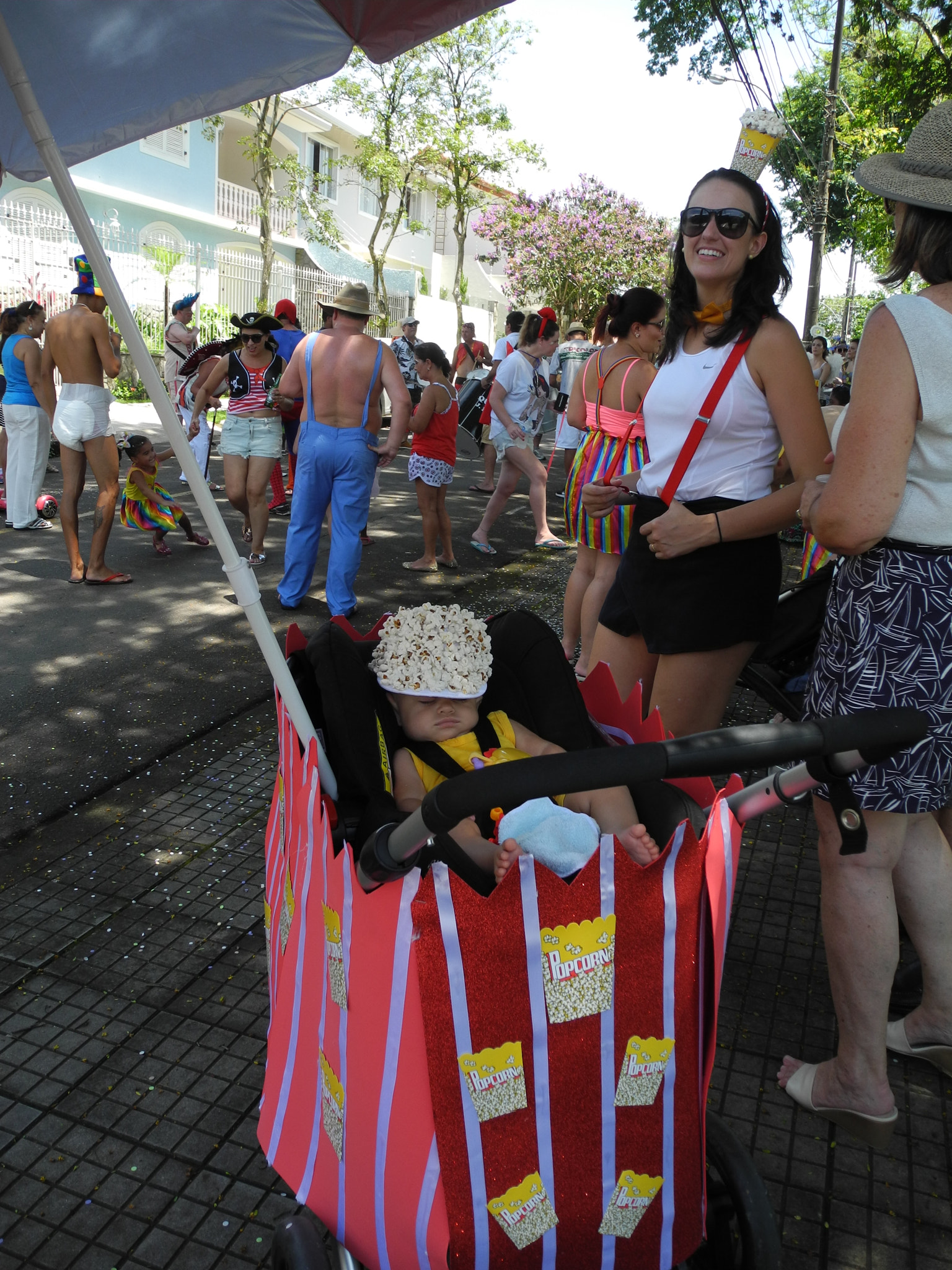 Nikon Coolpix P7100 sample photo. Carnaval de rua photography