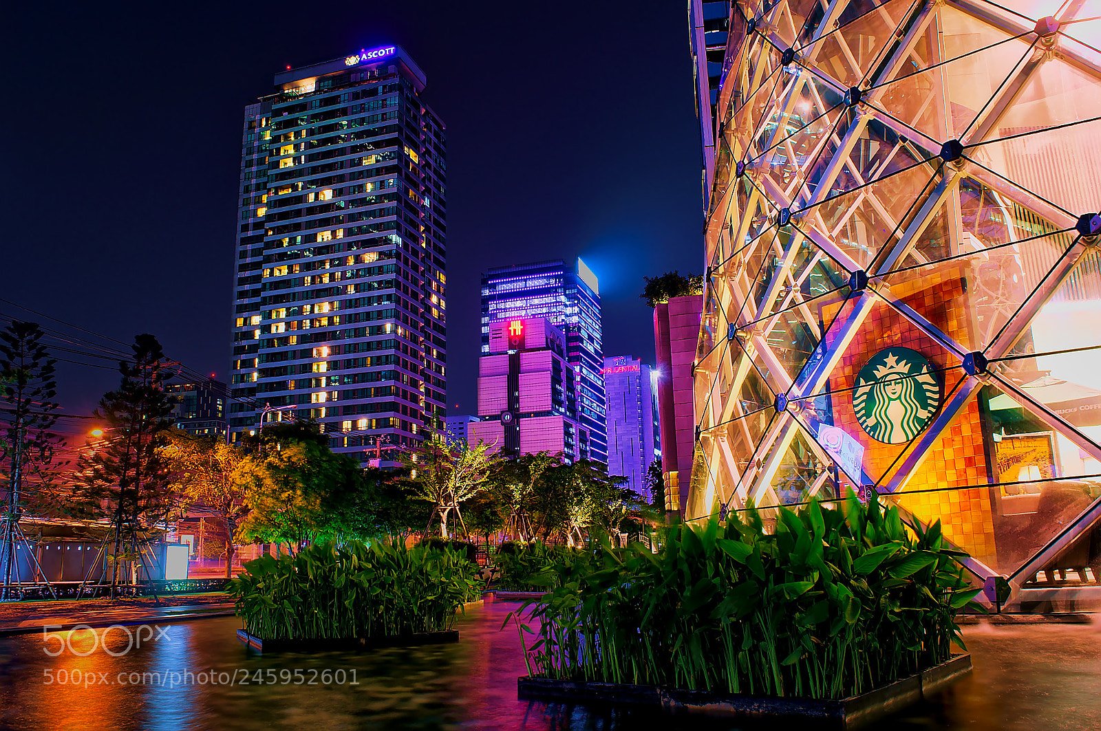 Nikon D5000 sample photo. Vibrant colors, vibrant city photography