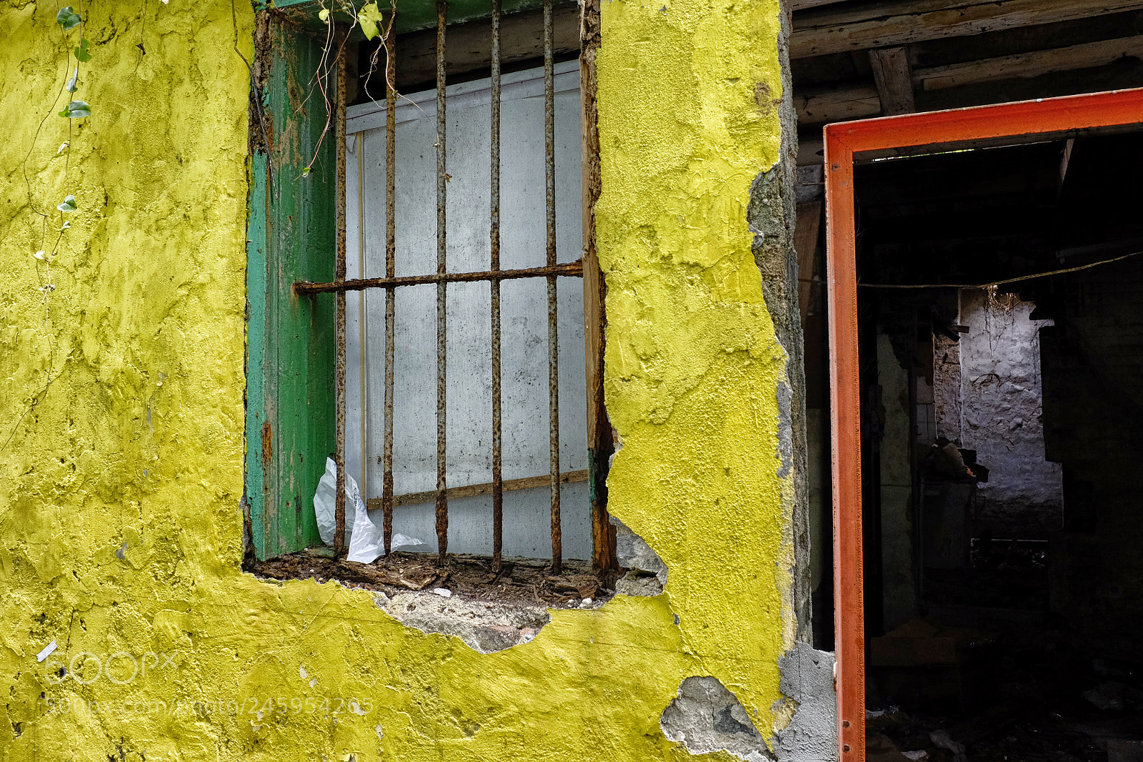 Fujifilm X100S sample photo. The wall photography