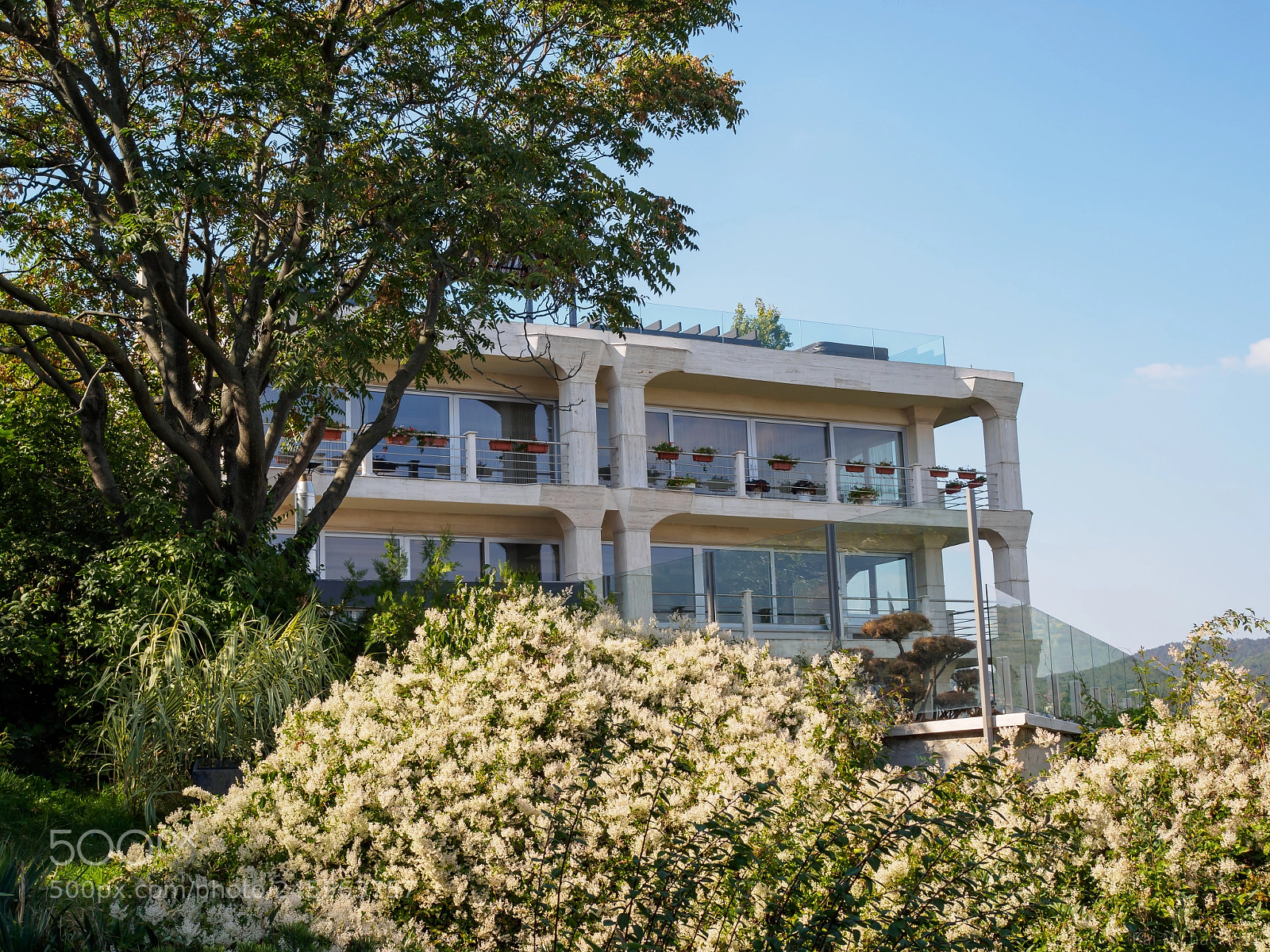 Olympus OM-D E-M10 II sample photo. Mountaintop mansion photography