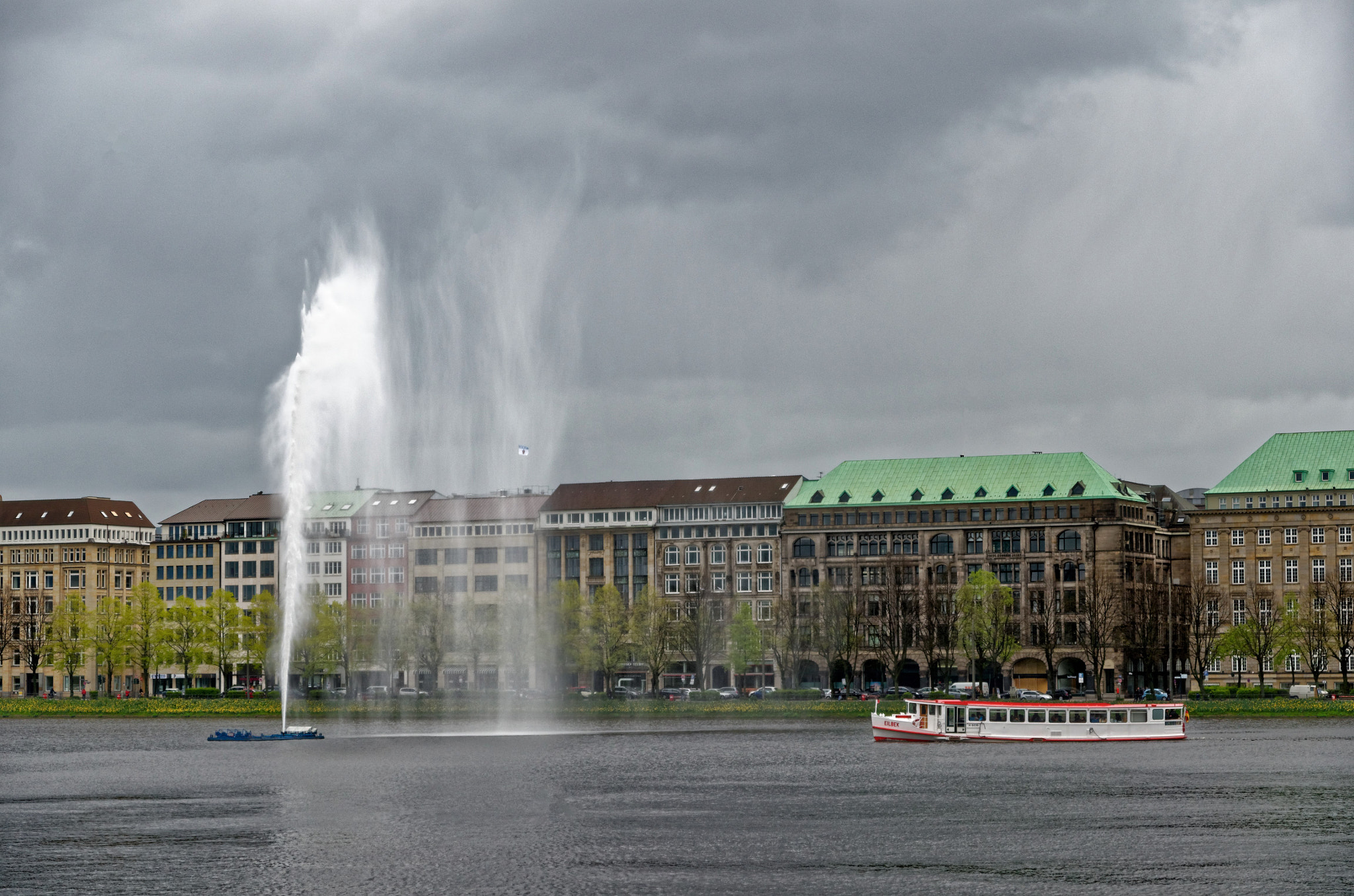 Nikon D7000 + Nikon AF-S DX Nikkor 16-85mm F3.5-5.6G ED VR sample photo. Binnenalster hamburg photography