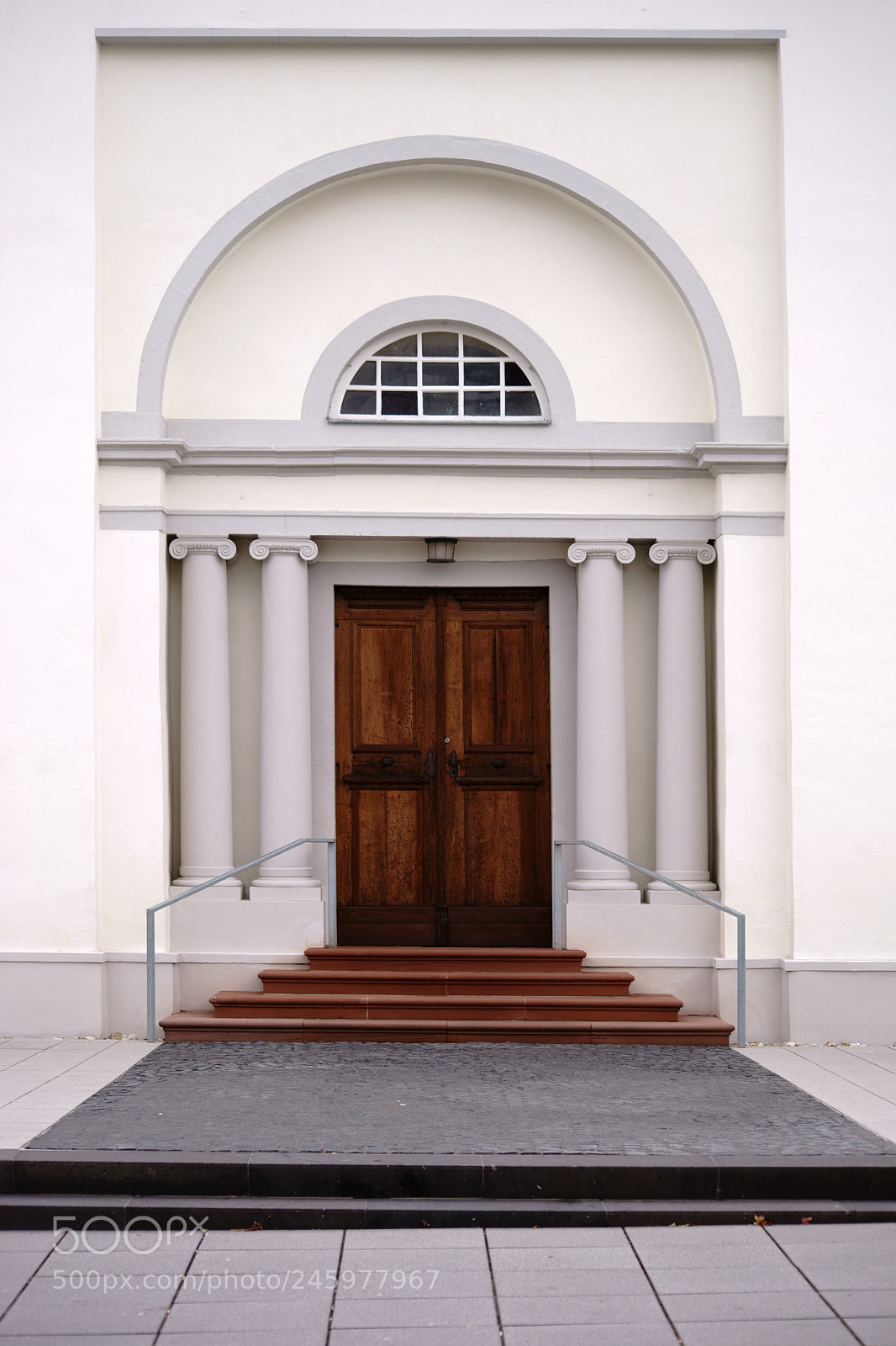 Sony a7 II sample photo. Church door with round photography