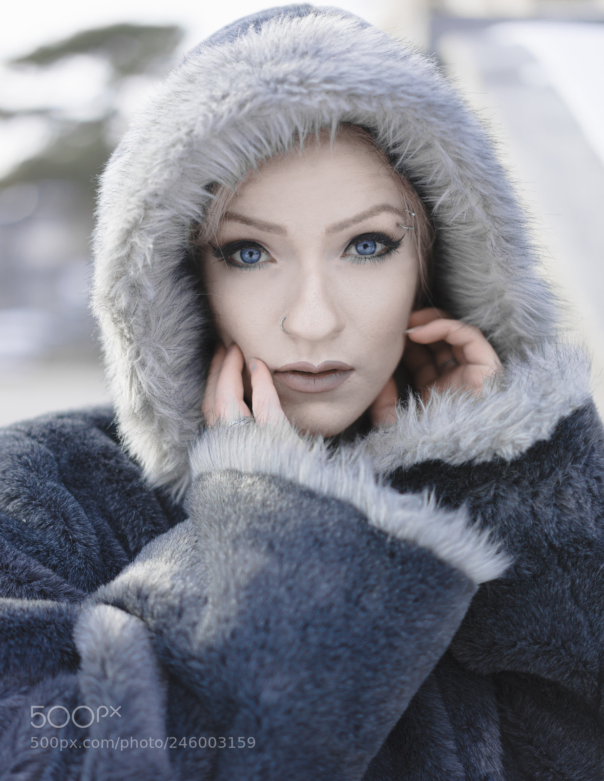Sony a7R sample photo. Don't look into her photography