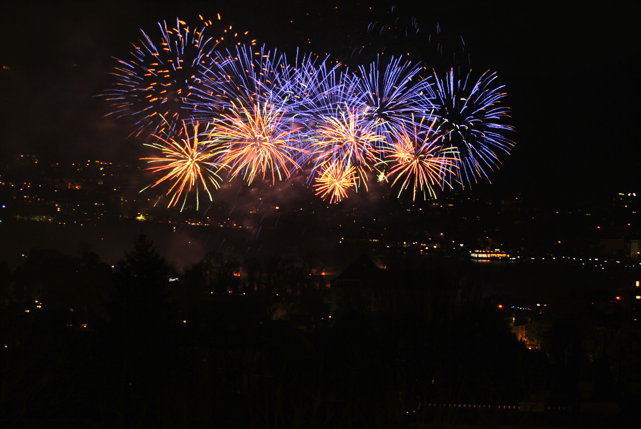 Nikon D3000 sample photo. Das feuerwerk beim jahres wechsel 2017/2018 in zürich. photography