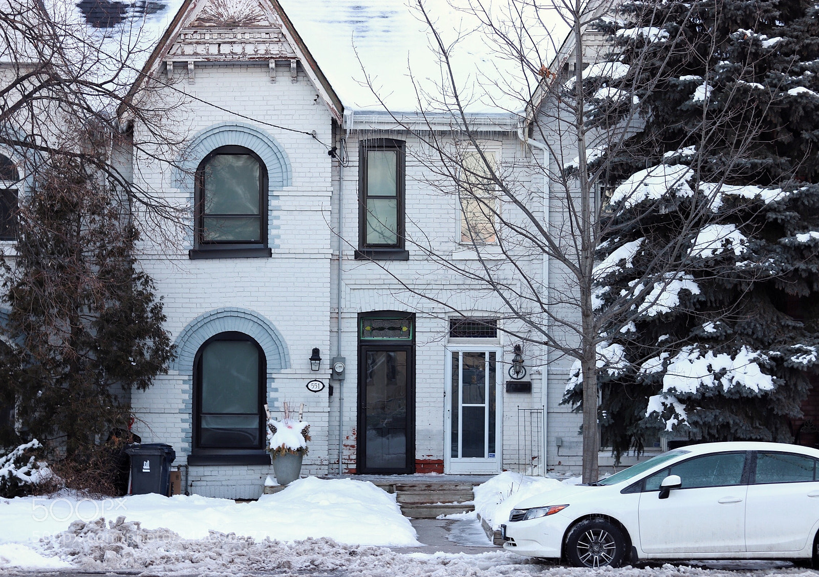 Canon EOS 200D (EOS Rebel SL2 / EOS Kiss X9) sample photo. Snowy rowhouse photography