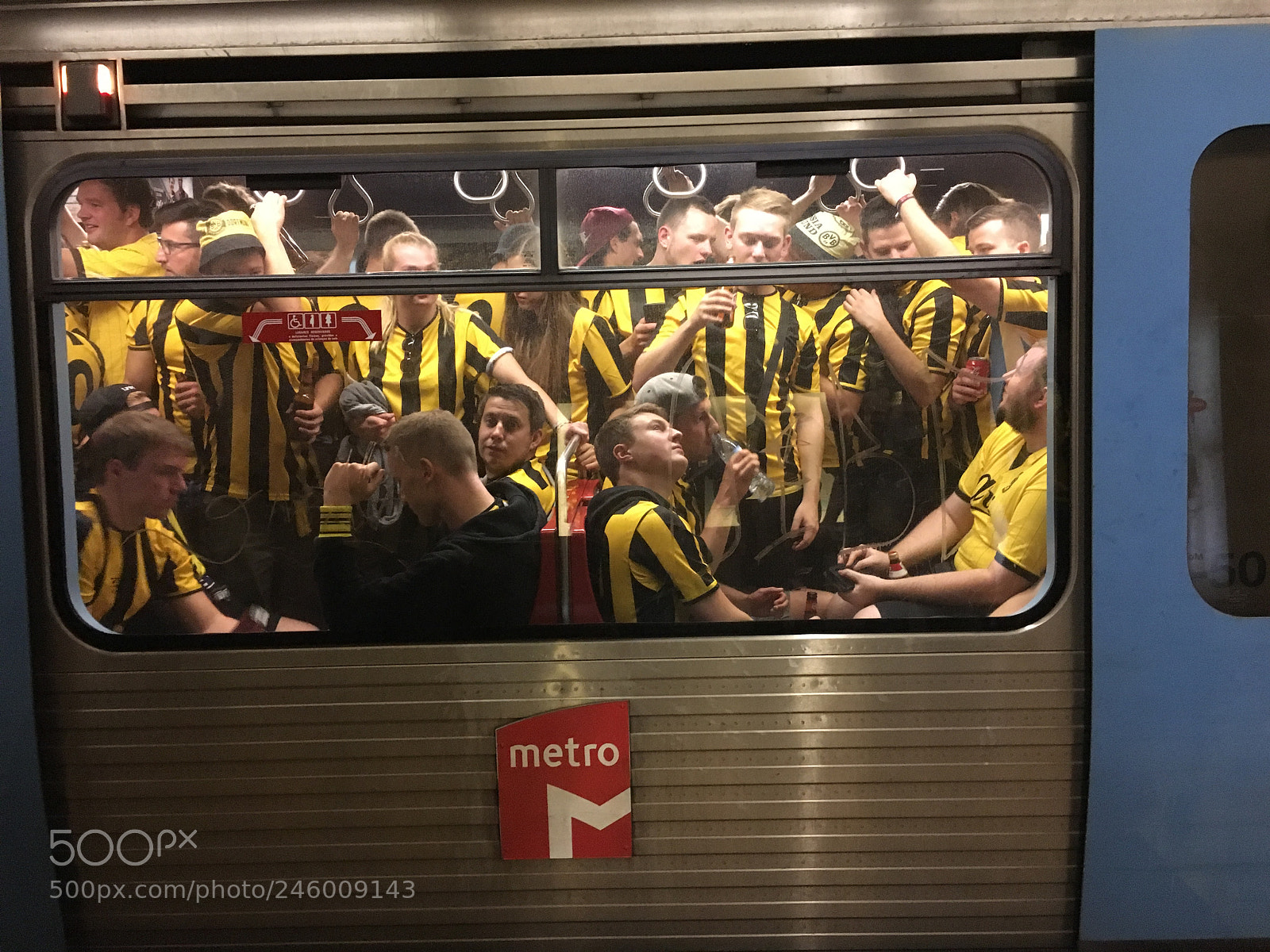 Apple iPhone 6s sample photo. Einheitskleidung in der metro photography