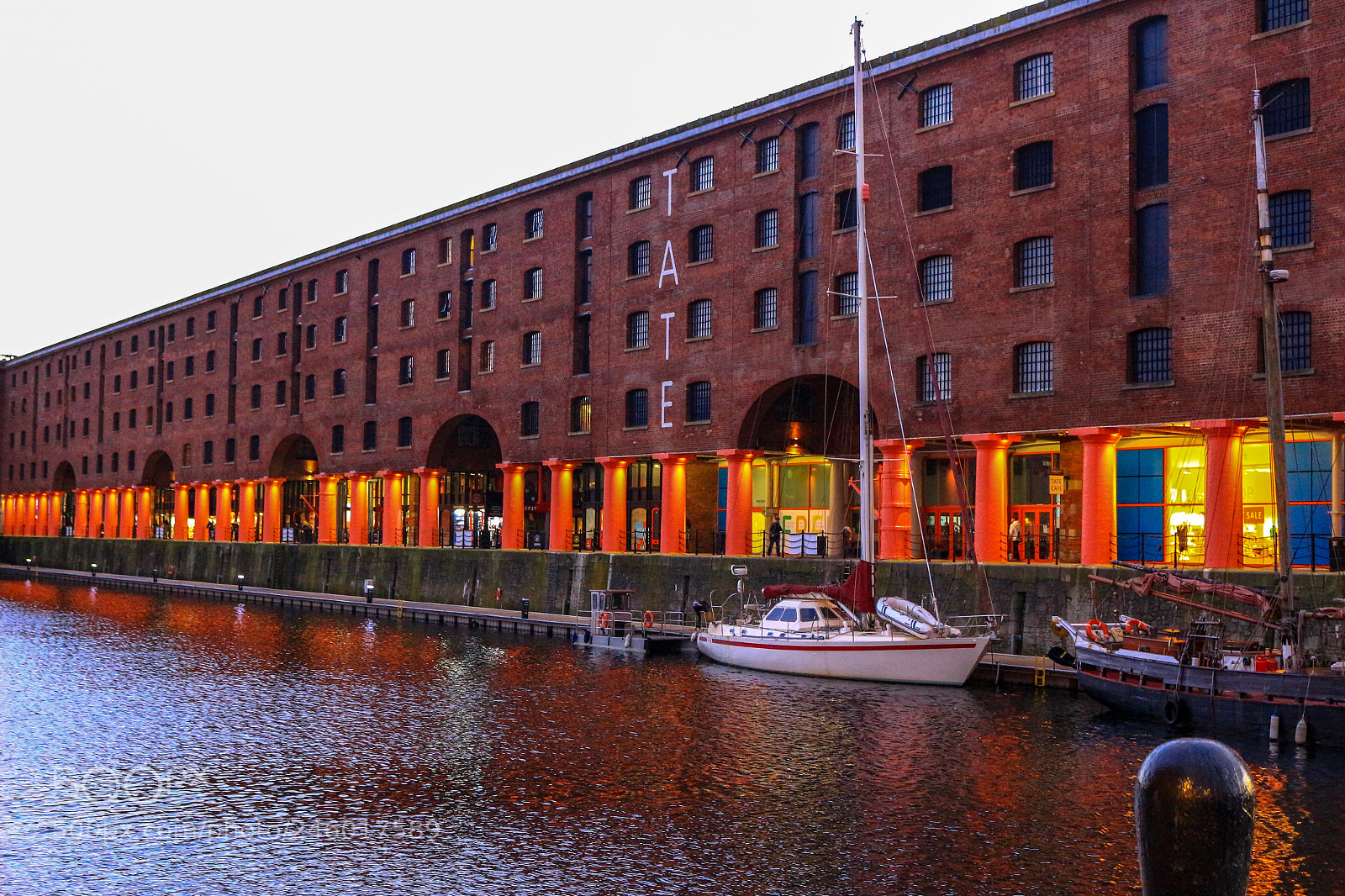 Canon EOS 100D (EOS Rebel SL1 / EOS Kiss X7) sample photo. Albert dock liverpool england photography