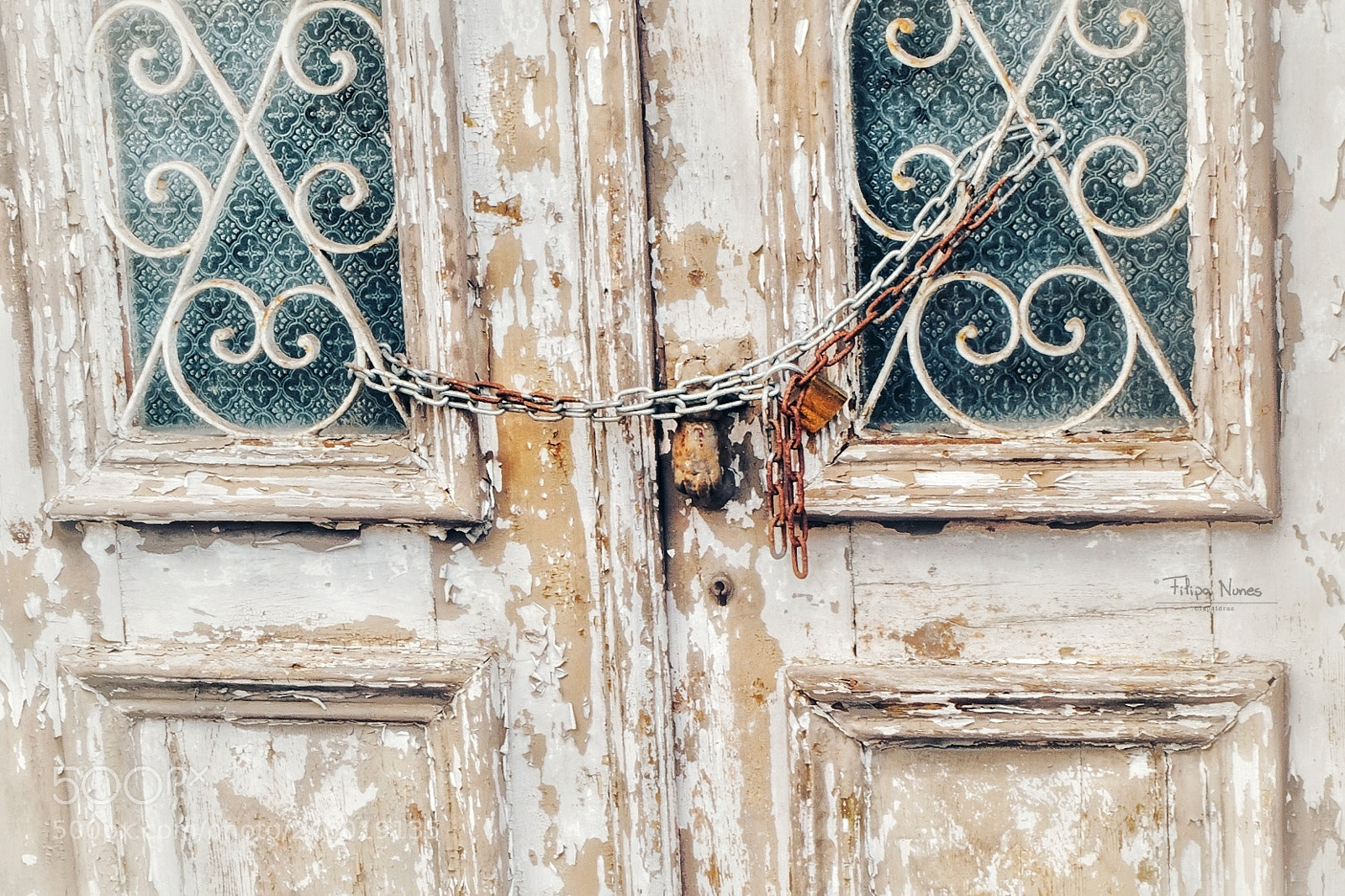 Fujifilm X-T10 sample photo. Queen of empty padlocks photography