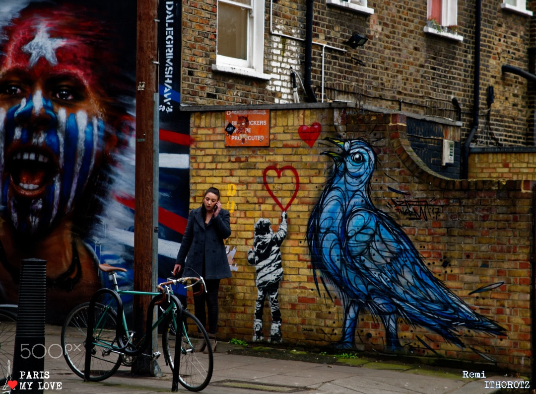 Sigma 24-70mm F2.8 EX DG HSM sample photo. The little girl, the smartphone and the bird photography