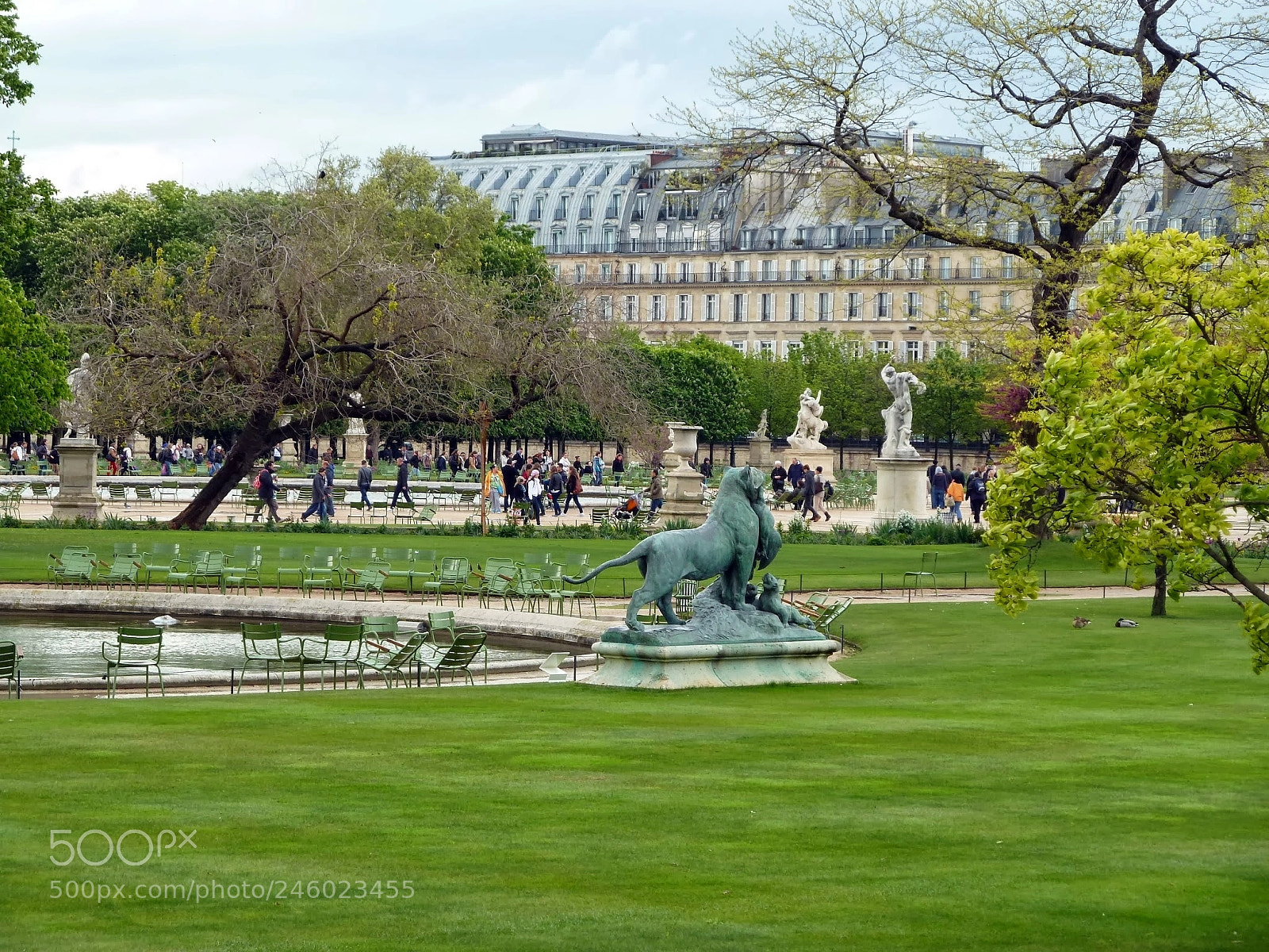 Panasonic Lumix DMC-ZS5 (Lumix DMC-TZ8) sample photo. Jardin des tuileries photography