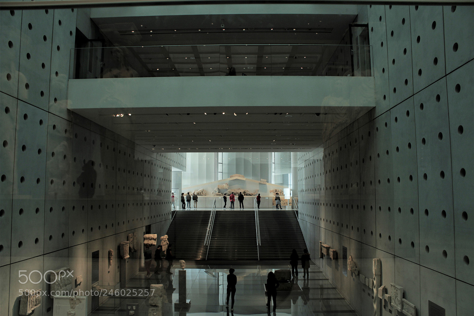 Canon EOS 600D (Rebel EOS T3i / EOS Kiss X5) sample photo. Between light and past photography