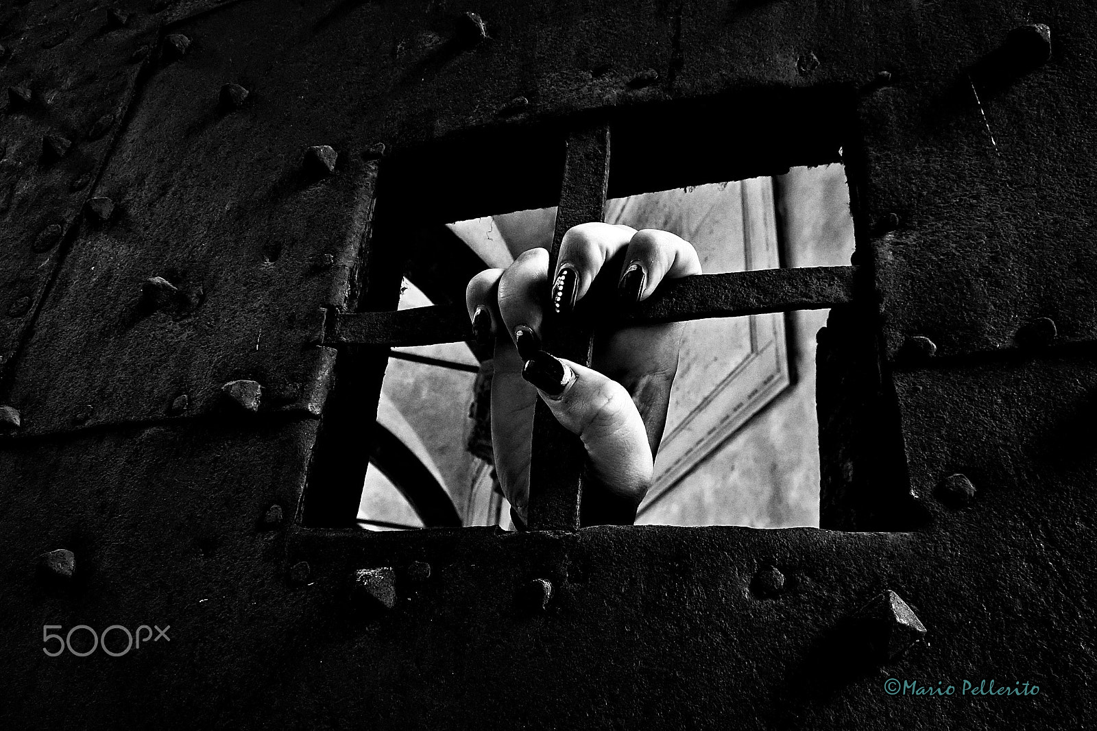Canon PowerShot ELPH 330 HS (IXUS 255 HS / IXY 610F) sample photo. Women in prison... photography
