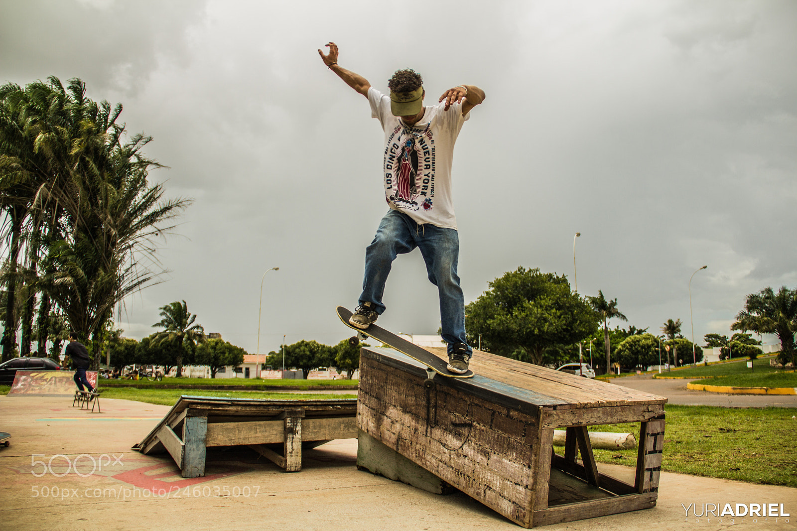 Canon EOS 550D (EOS Rebel T2i / EOS Kiss X4) sample photo. Crooked photography