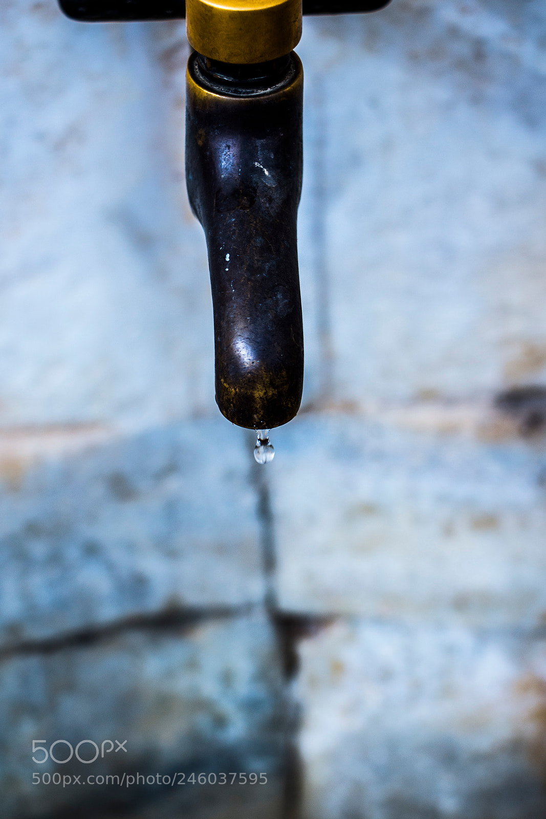 Canon EOS 700D (EOS Rebel T5i / EOS Kiss X7i) sample photo. Water drop from faucet photography