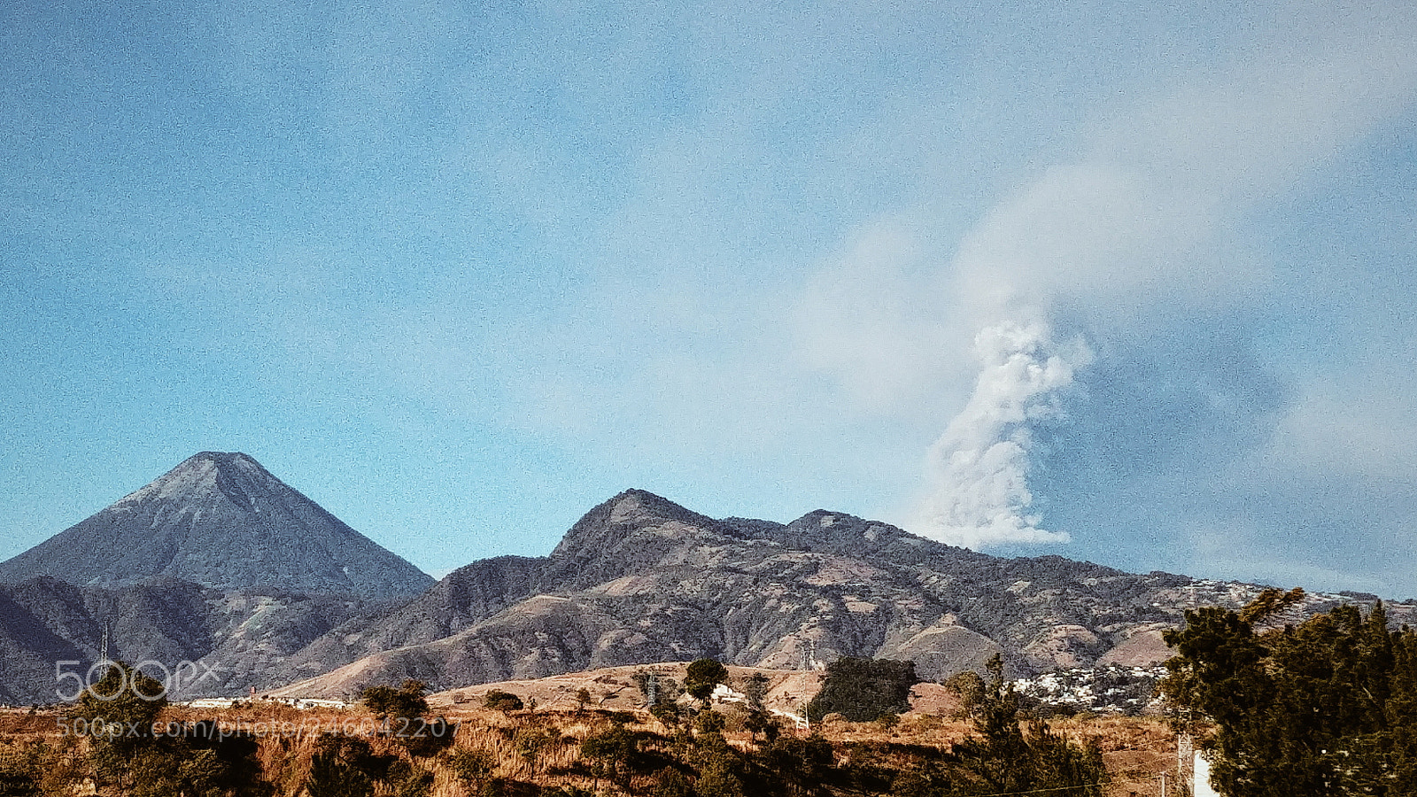 LG G6 sample photo. Fuego volcano erupting. photography