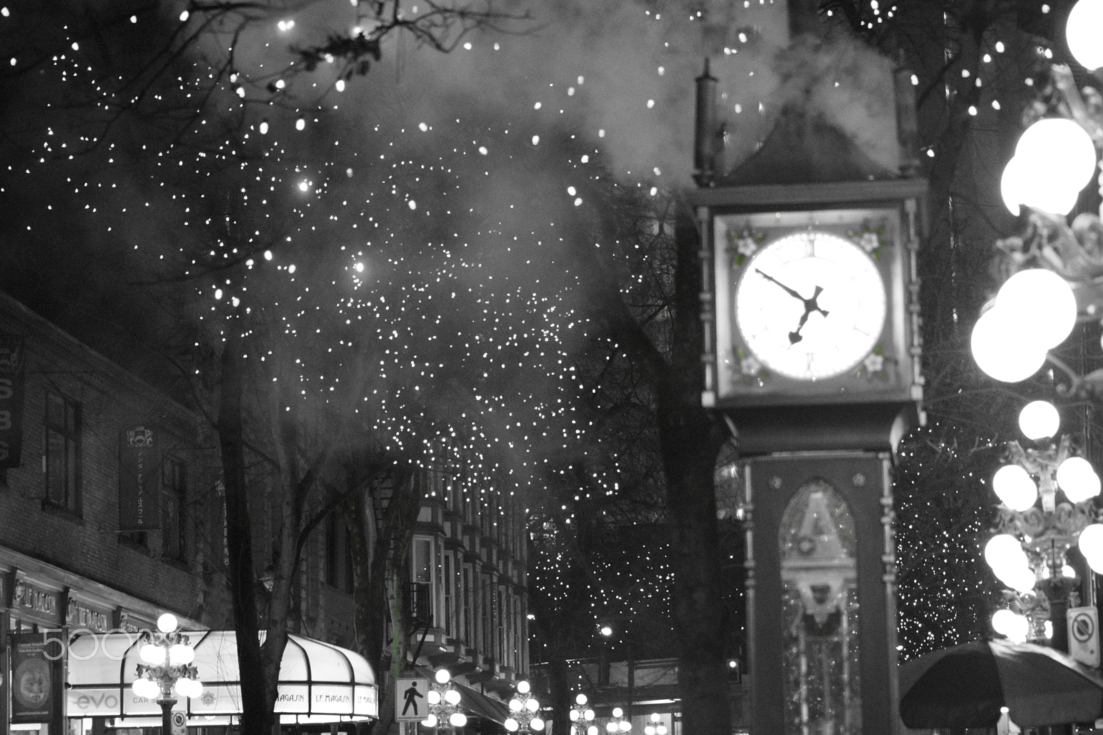 Sigma 70-300mm F4-5.6 APO DG Macro sample photo. Steam clock photography