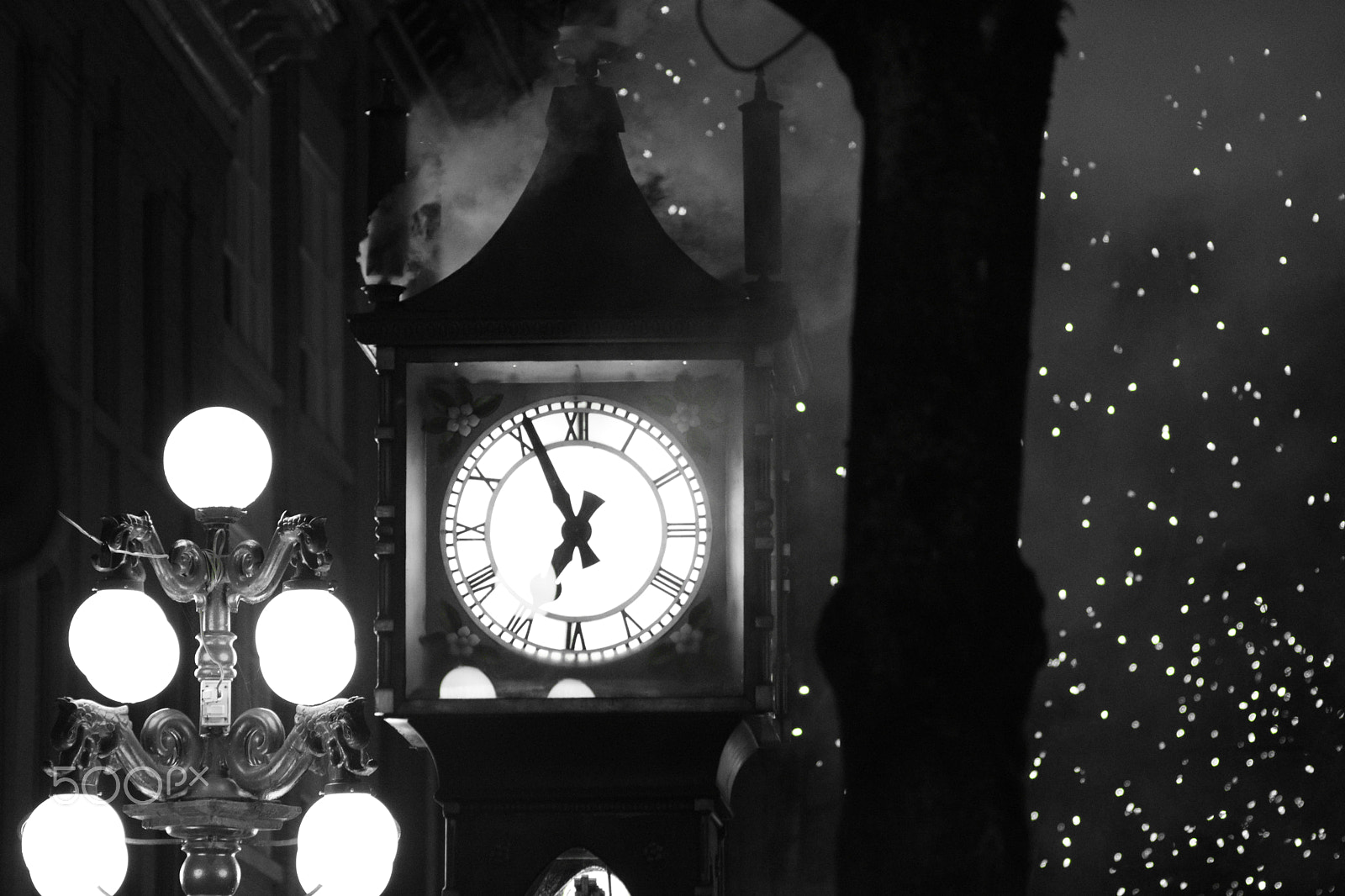 Sigma 70-300mm F4-5.6 APO DG Macro sample photo. Steam clock b&w photography