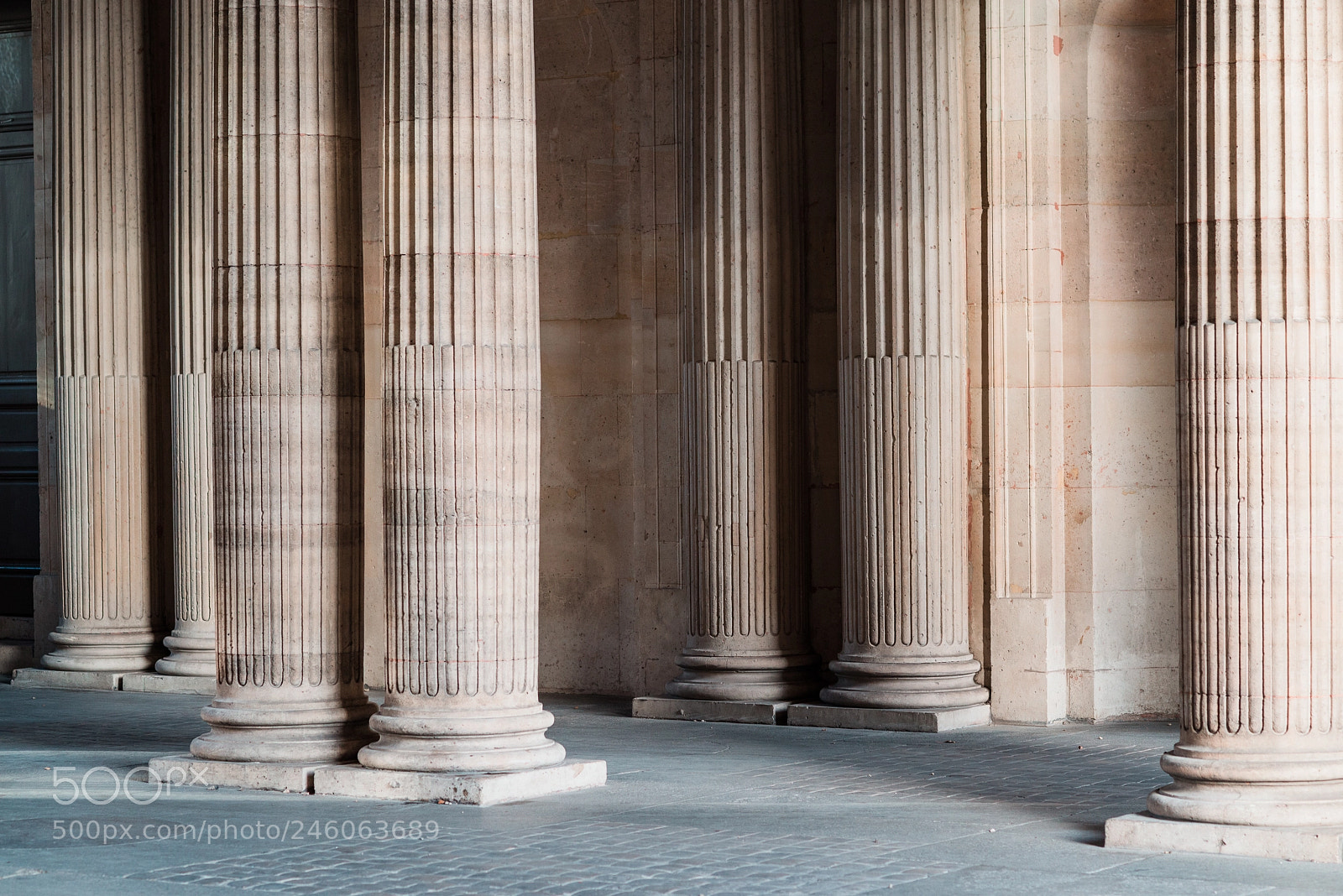 Nikon D610 sample photo. Columnas del louvre photography