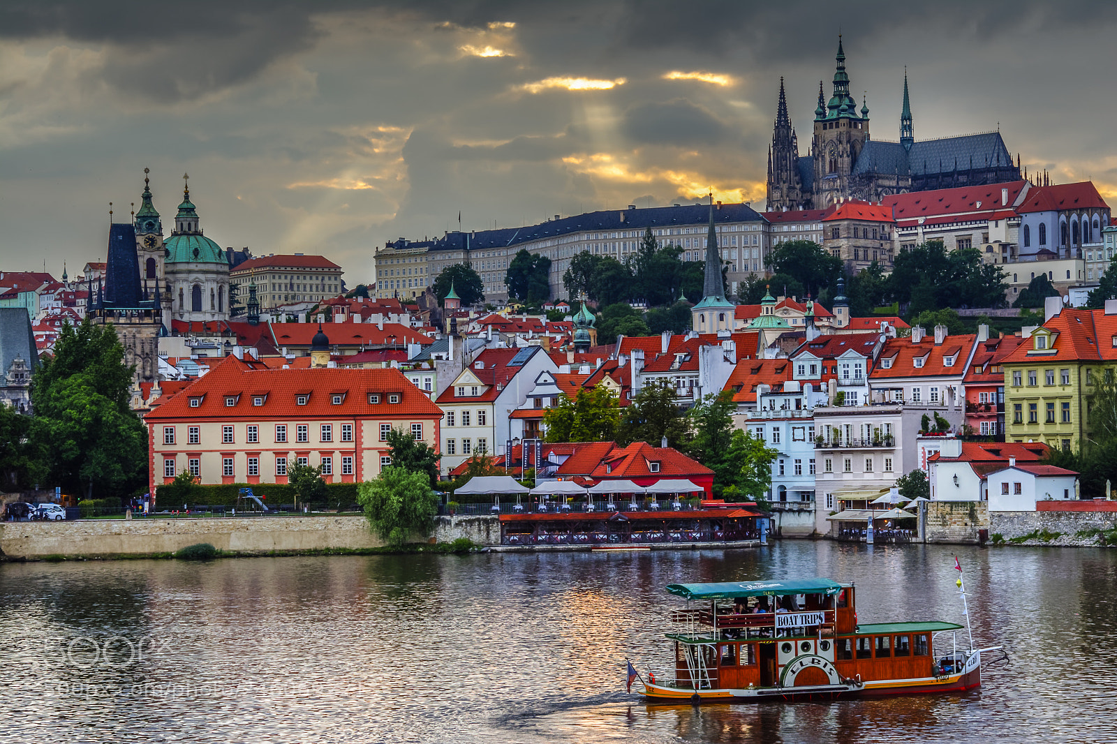 Nikon D5200 sample photo. Prague castle before thunderstorm photography